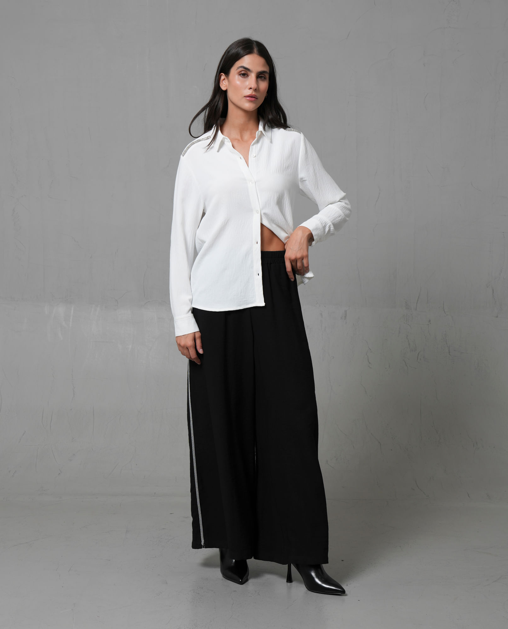 Pantalón tipo palazzo con con aplique brillante en costado para mujer