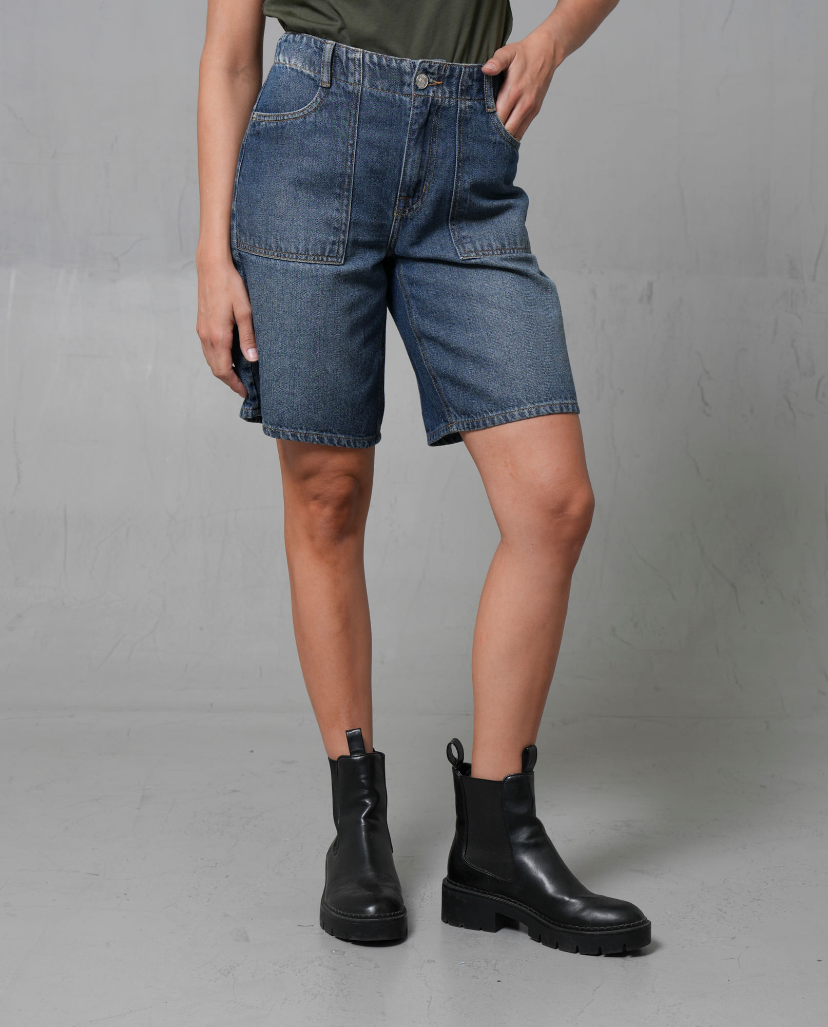 Bermuda con bolsillos tipo carpintero para mujer