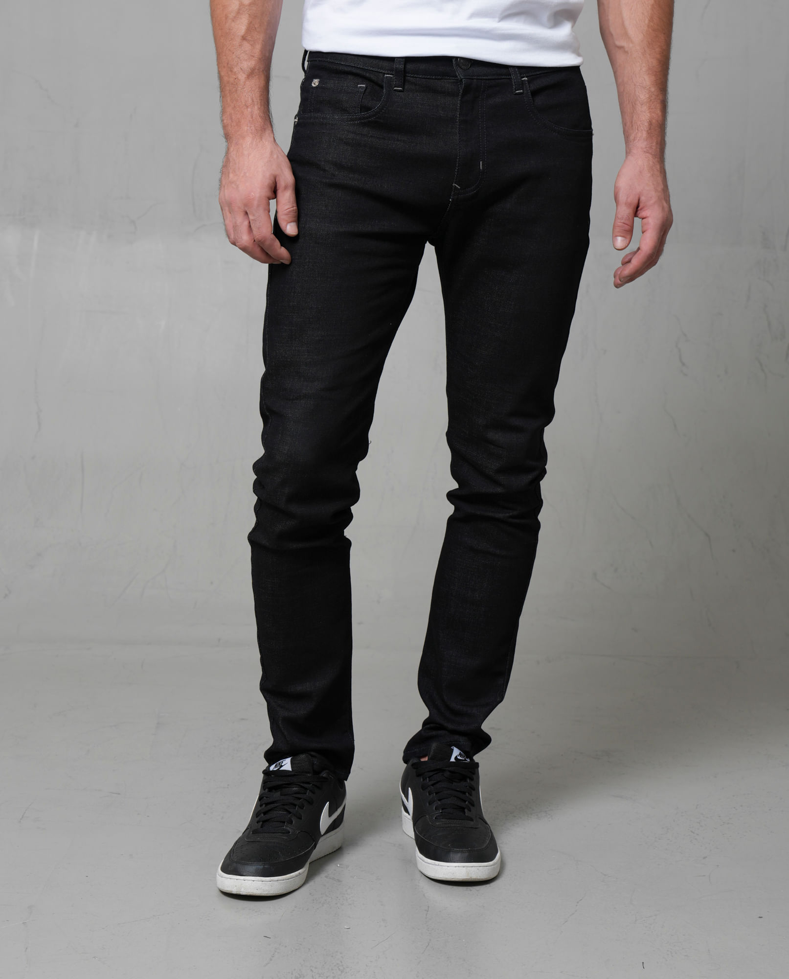 Jean Slim tono oscuro con cinco bolsillos para hombre