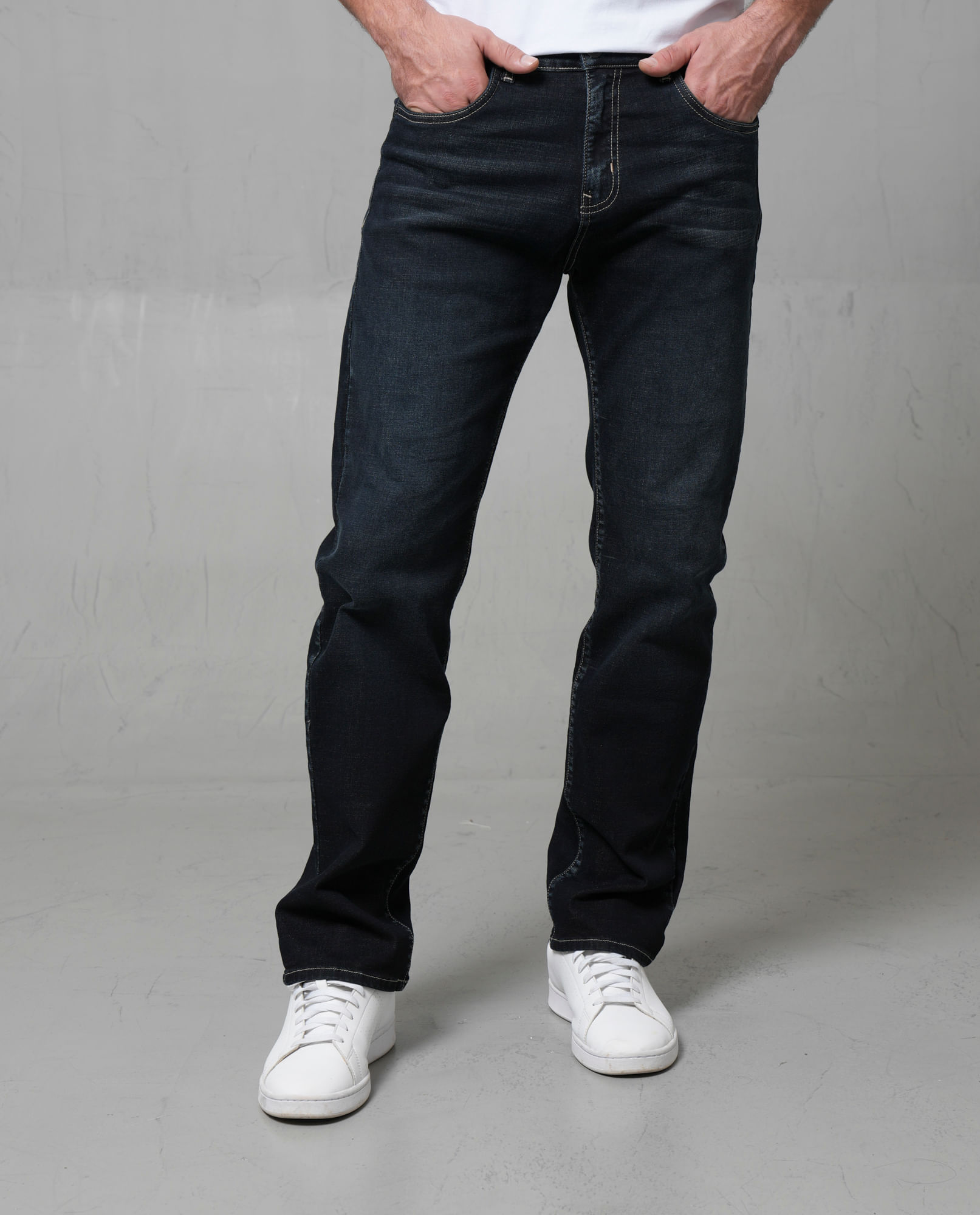 Jean Classic tono oscuro con cinco bolsillos para hombre