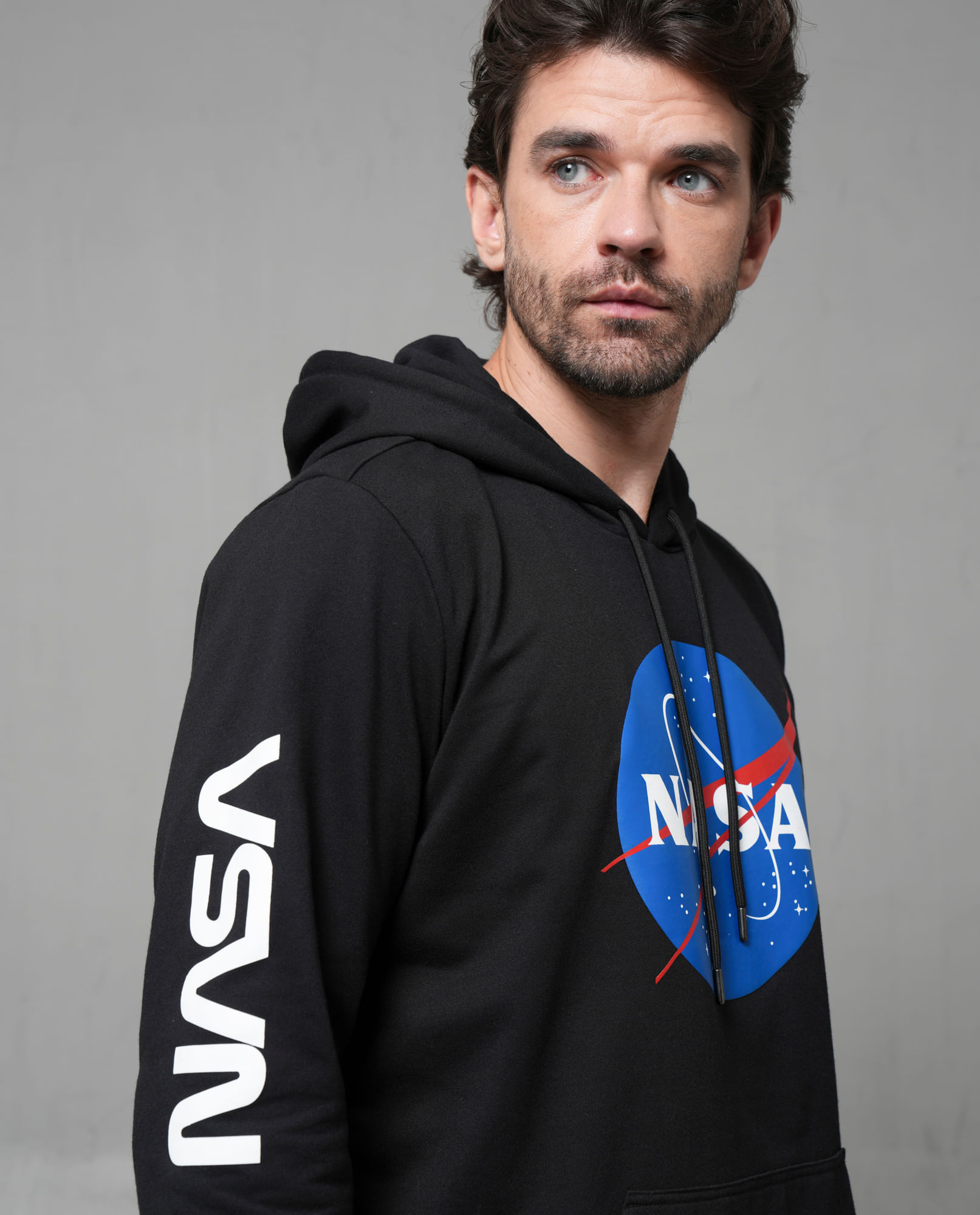 Buzo con estampado en frente y en manga para hombre
