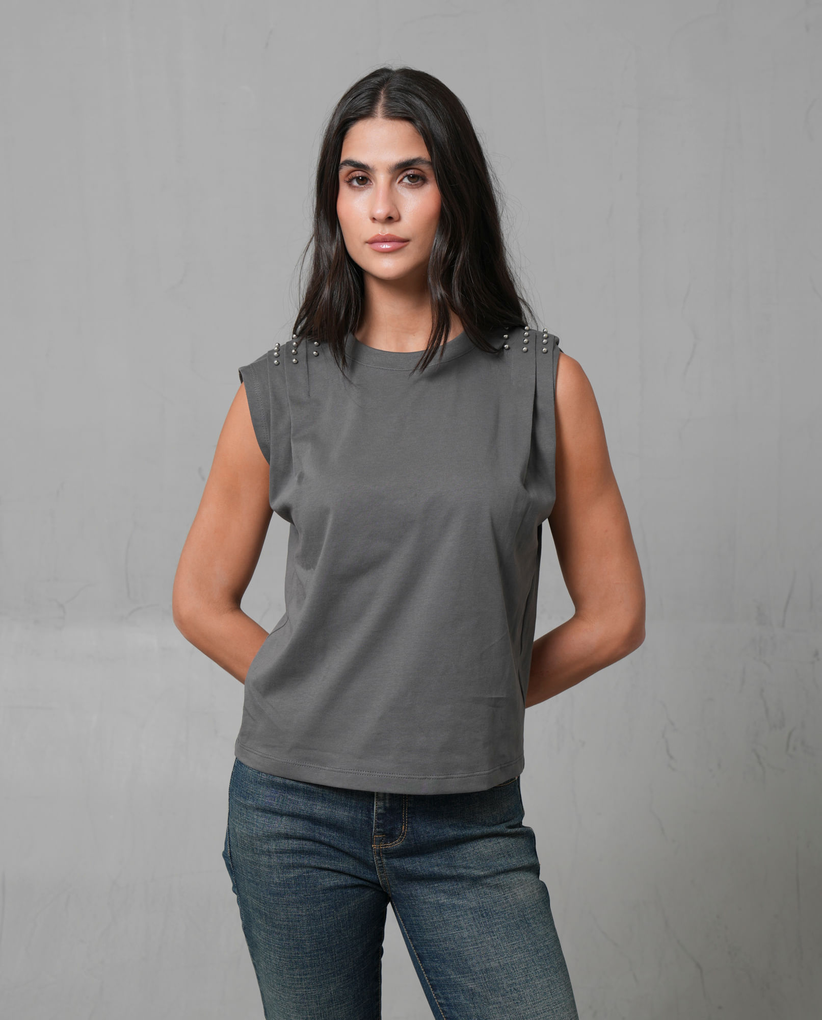 Camiseta manga sisa con decoraciones en hombro para mujer