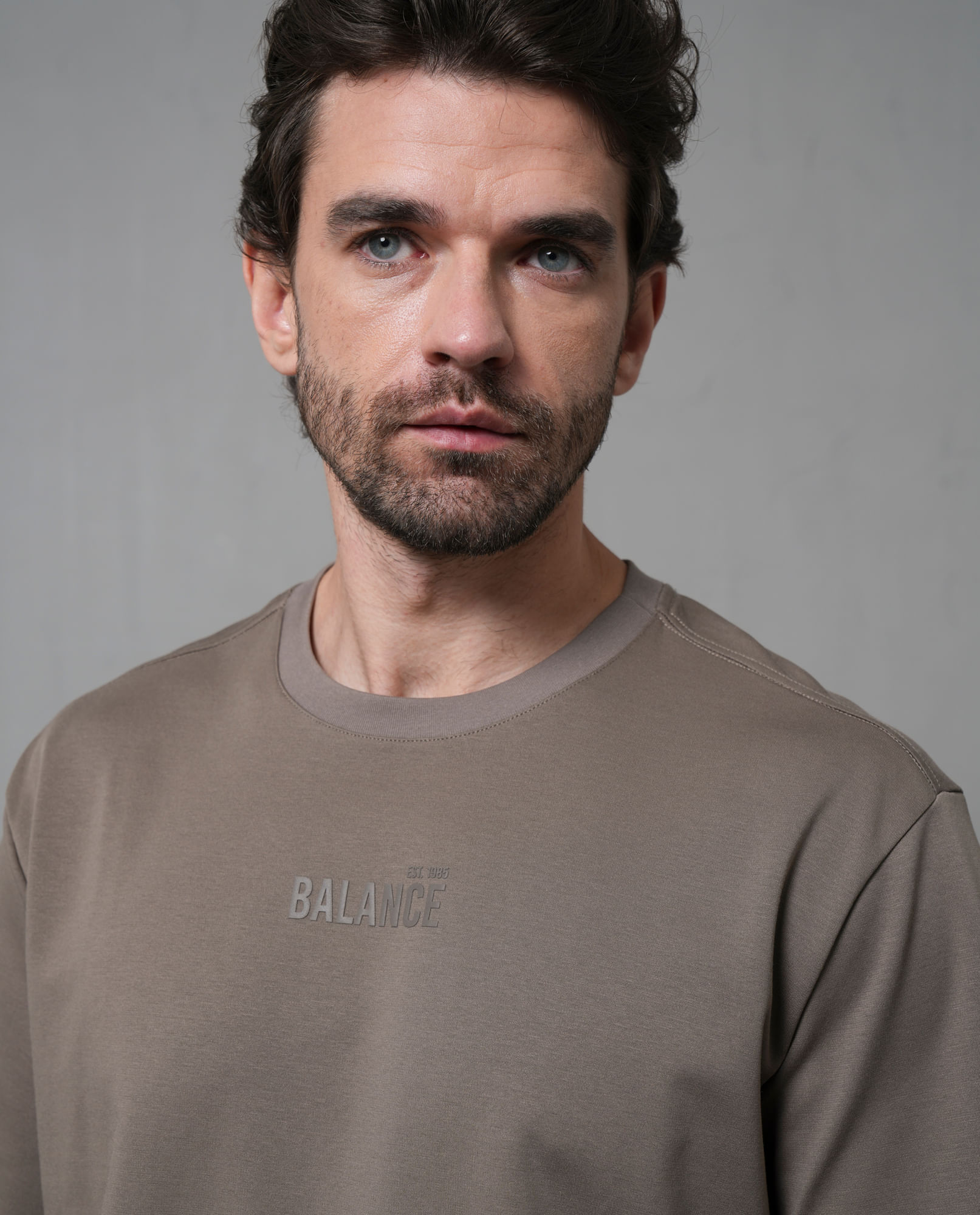 Camiseta manga corta con bordado en frente para hombre