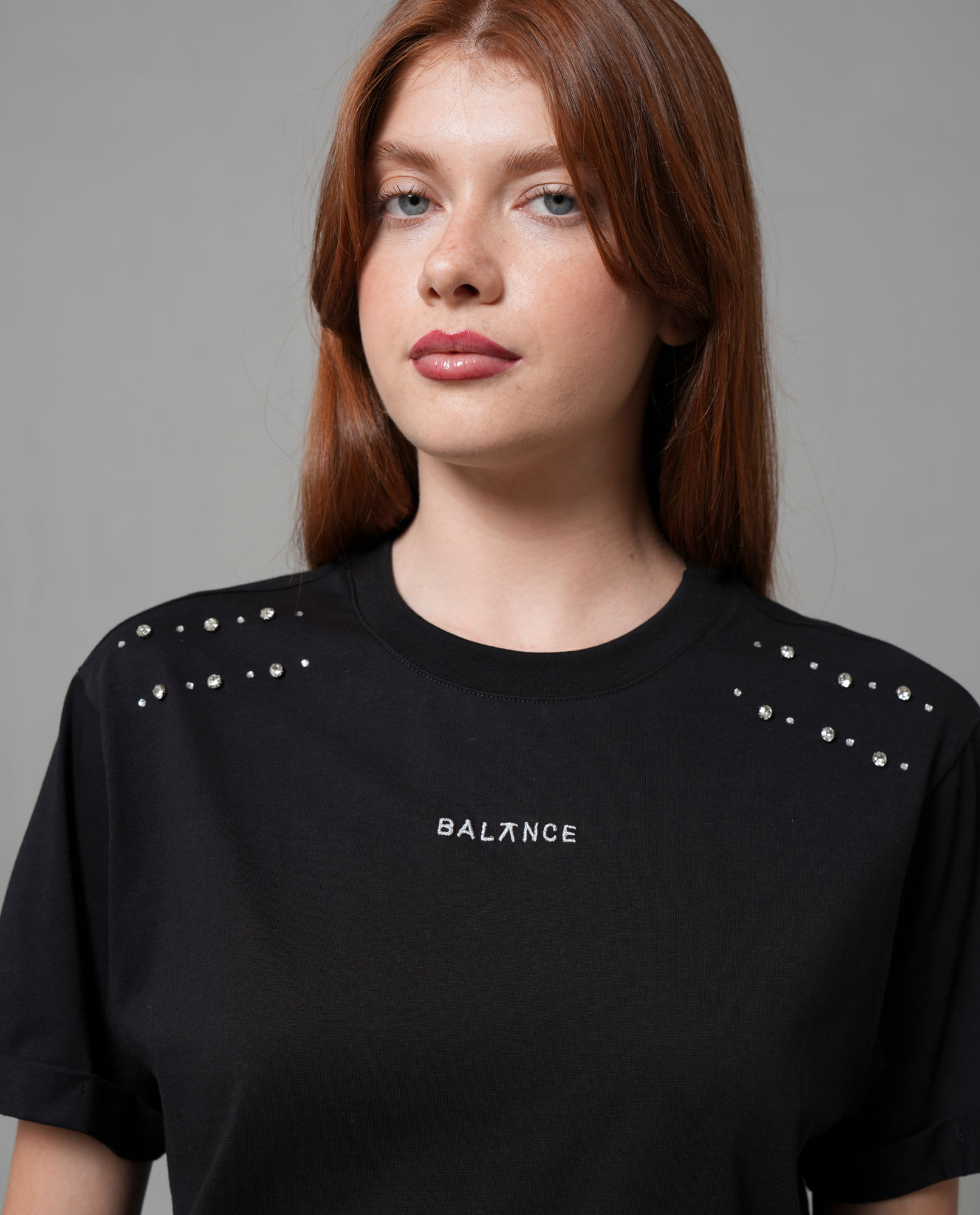 Camiseta manga corta con bordado en frente para mujer