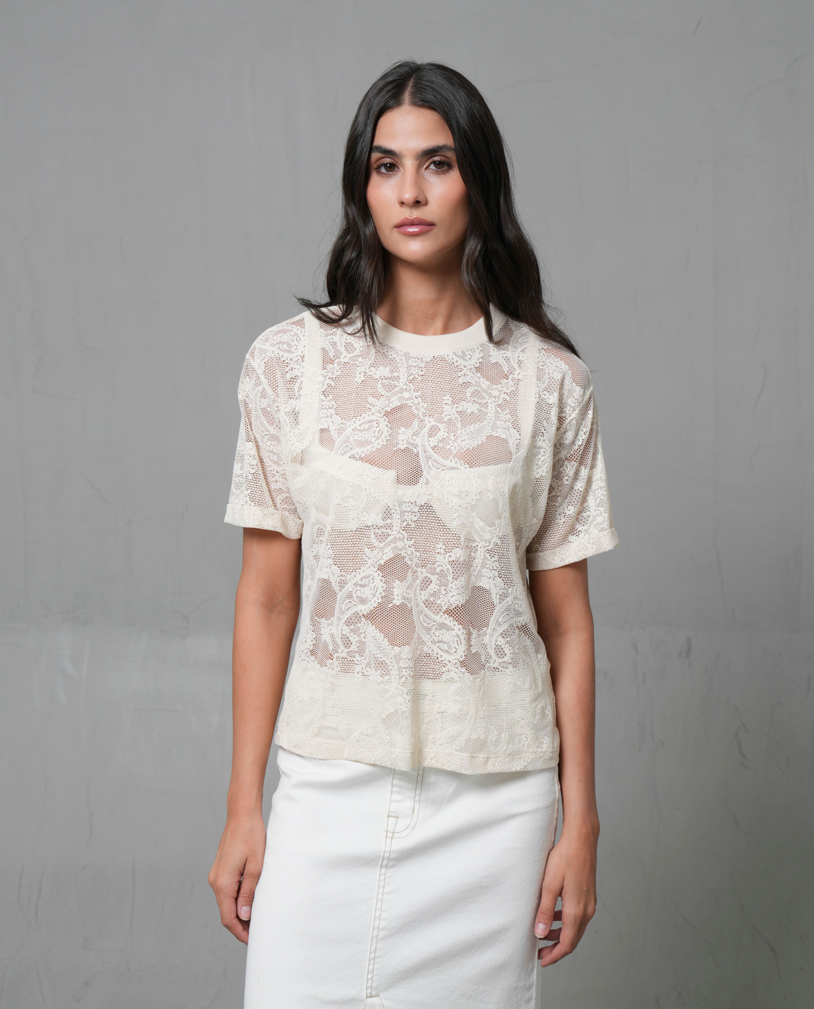 Camiseta semitransparente con cuello redondo para mujer