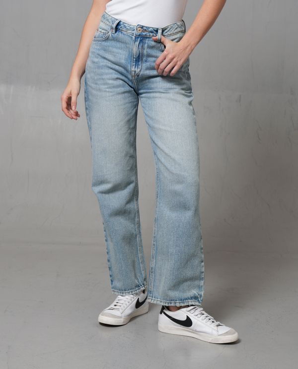 Jean Straight tono claro con cinco bolsillos para mujer