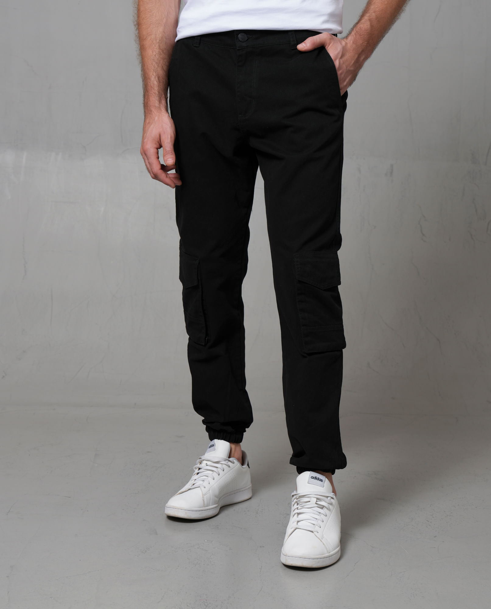 Pantalón Jogger tipo cargo con elástico en ruedo para hombre