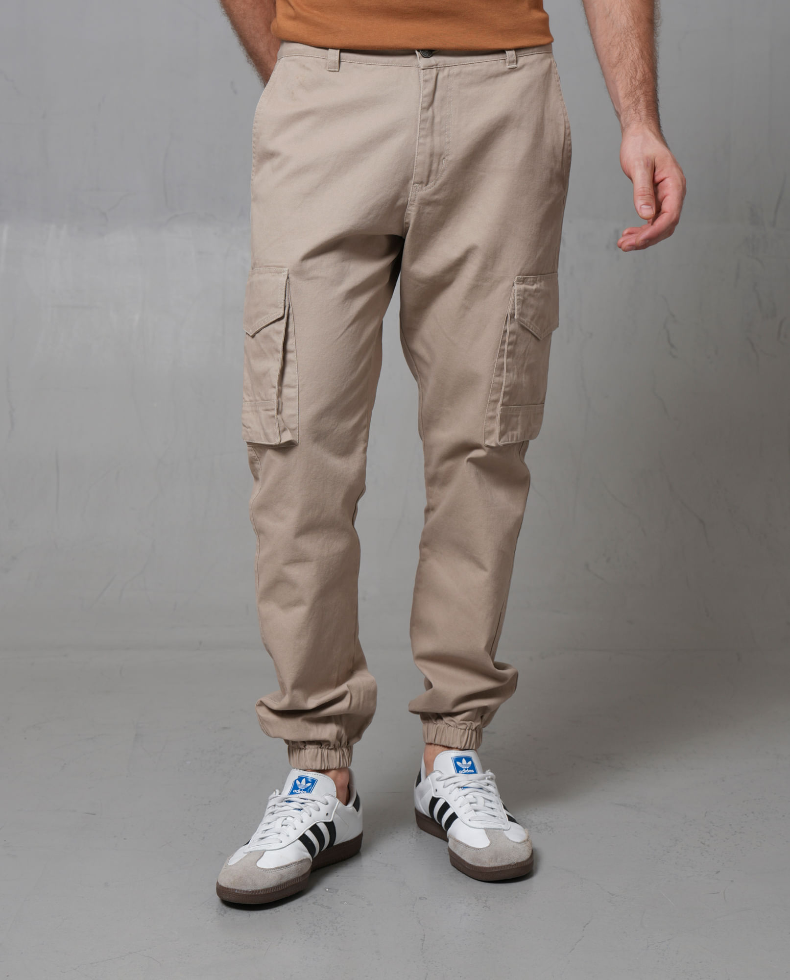 Pantalón Jogger tipo cargo con elástico en ruedo para hombre