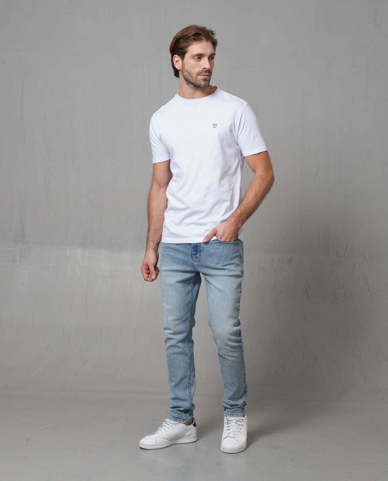 Jean Slim tono claro con cinco bolsillos para hombre