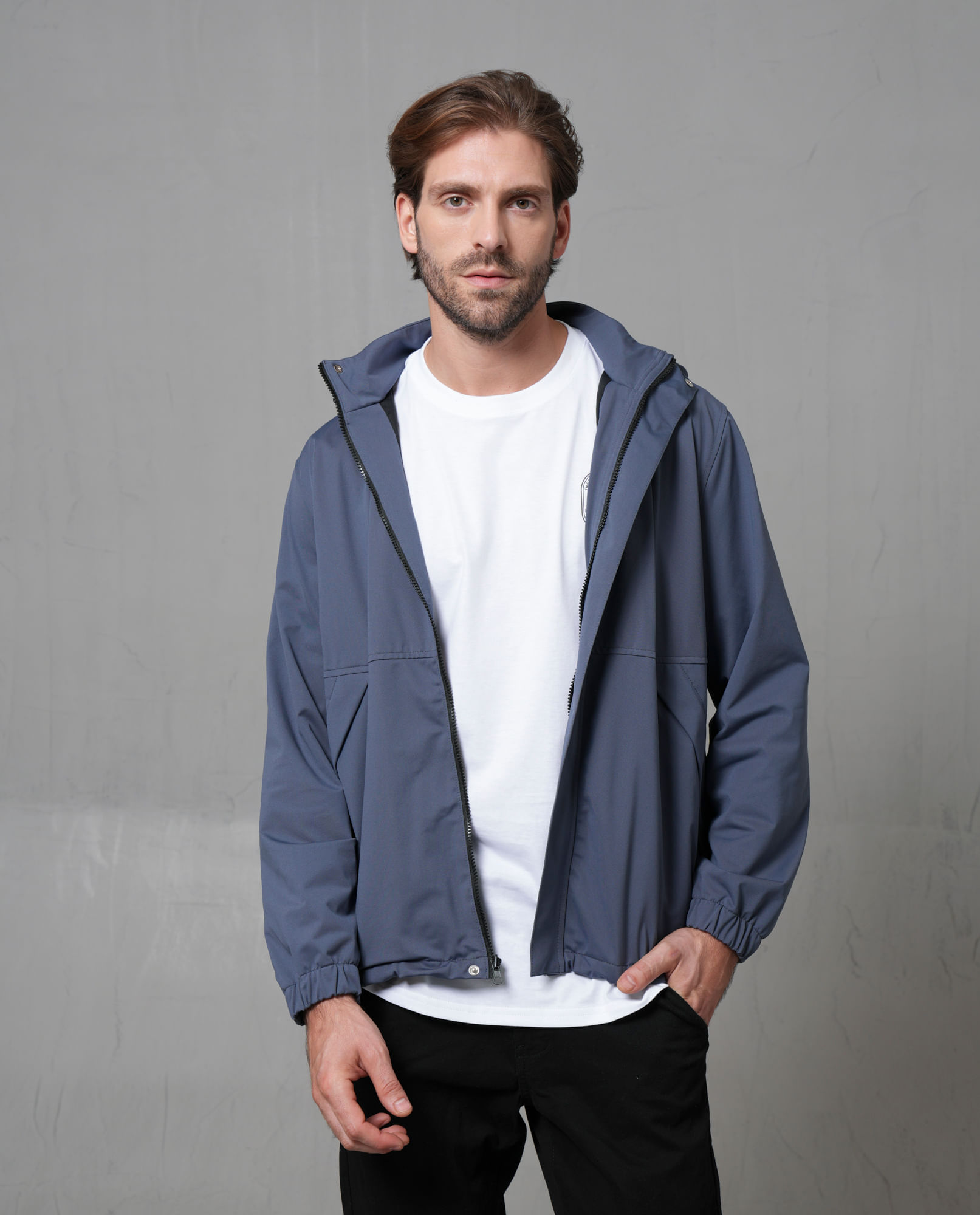 Chaqueta con cierre en tono azul para hombre