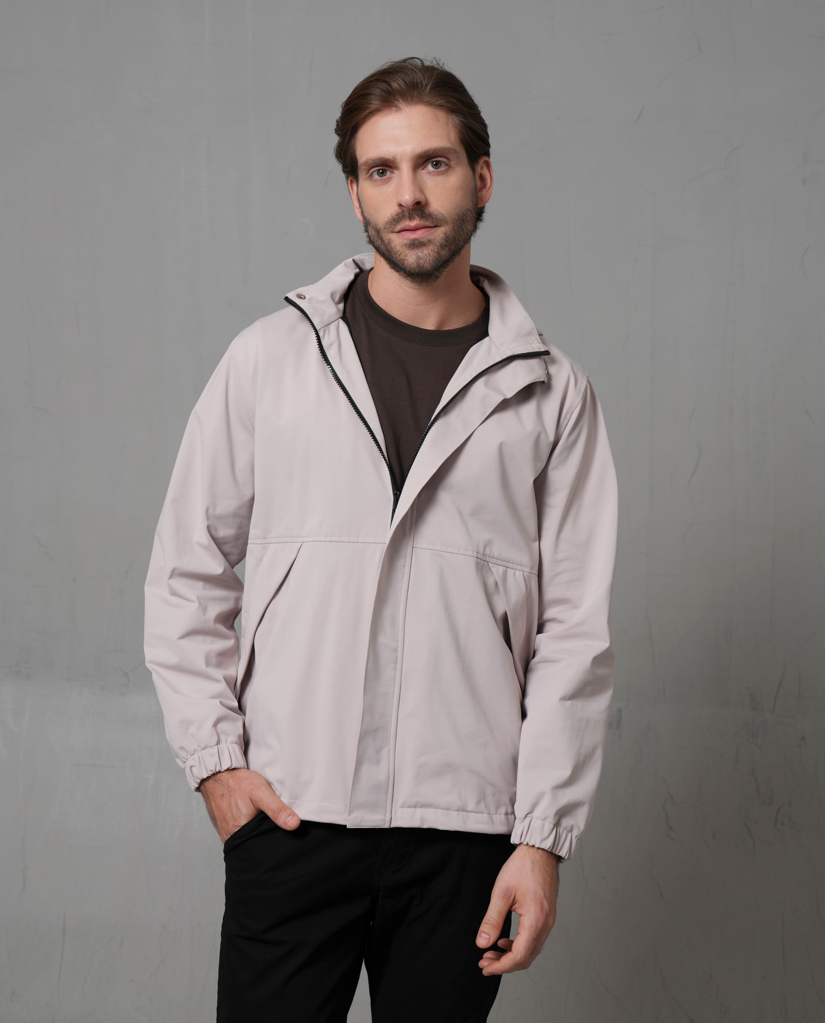 Chaqueta con capucha y cierre frontal para hombre