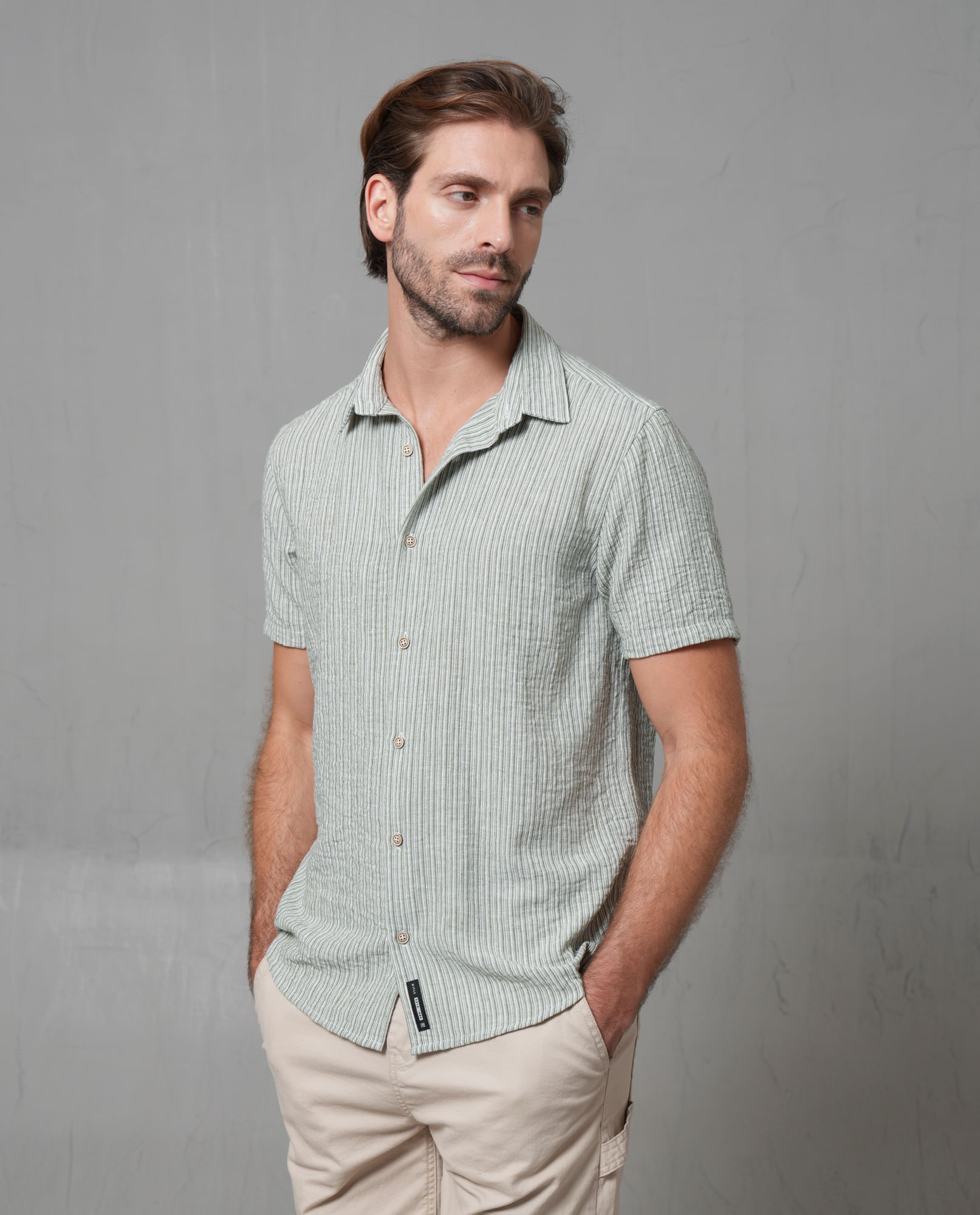 Camisa manga corta tipo resort para hombre