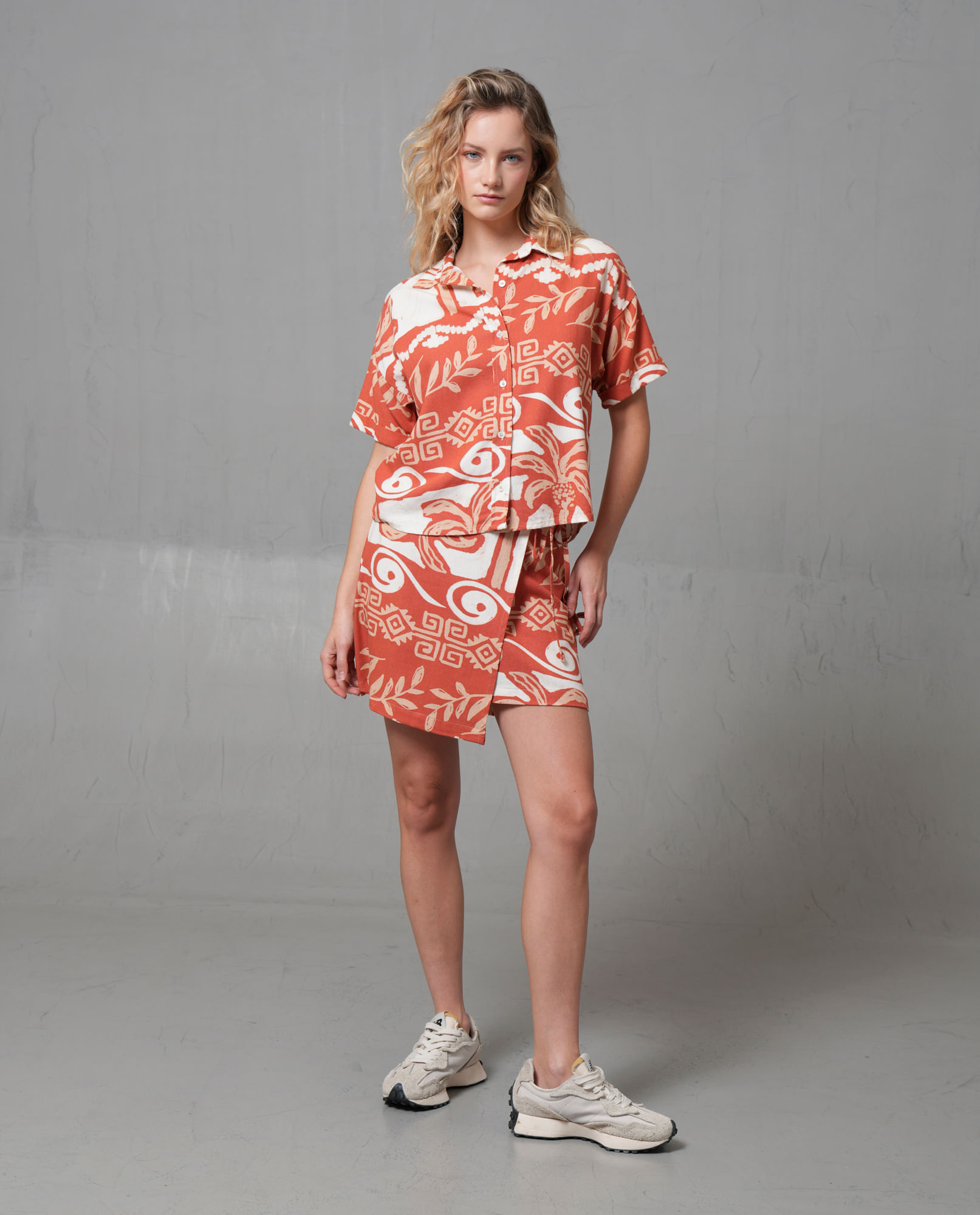 Falda corta con estampado tropical para mujer