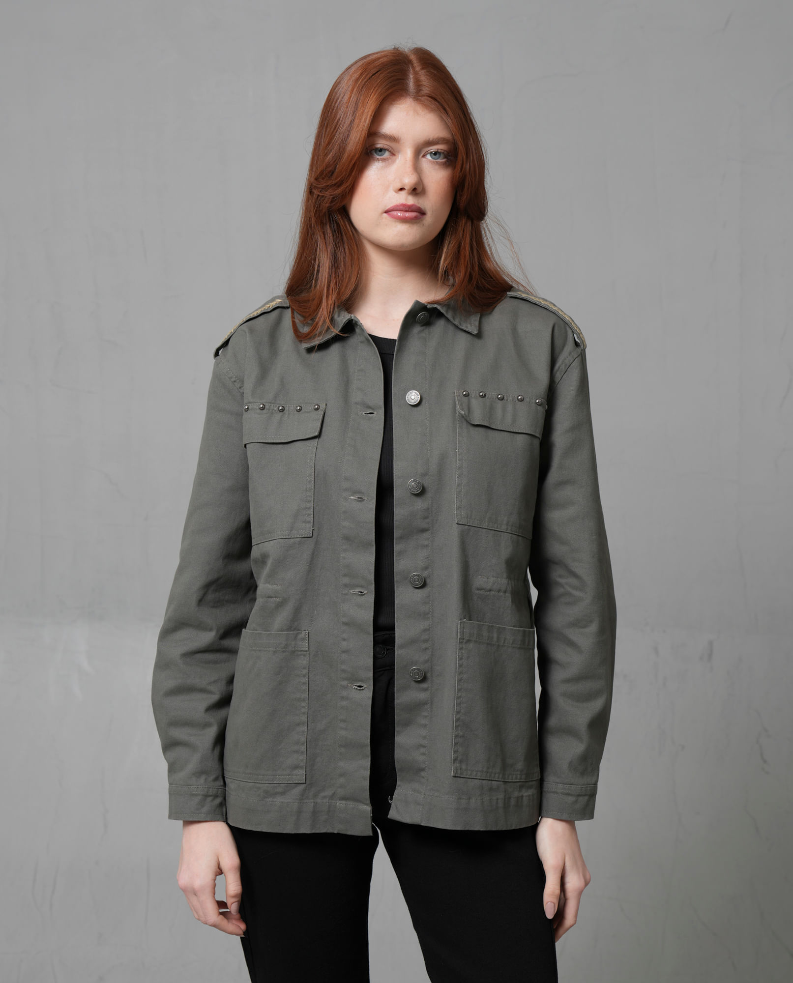 Chaqueta con cuello camisero y bolsillos en frente para mujer