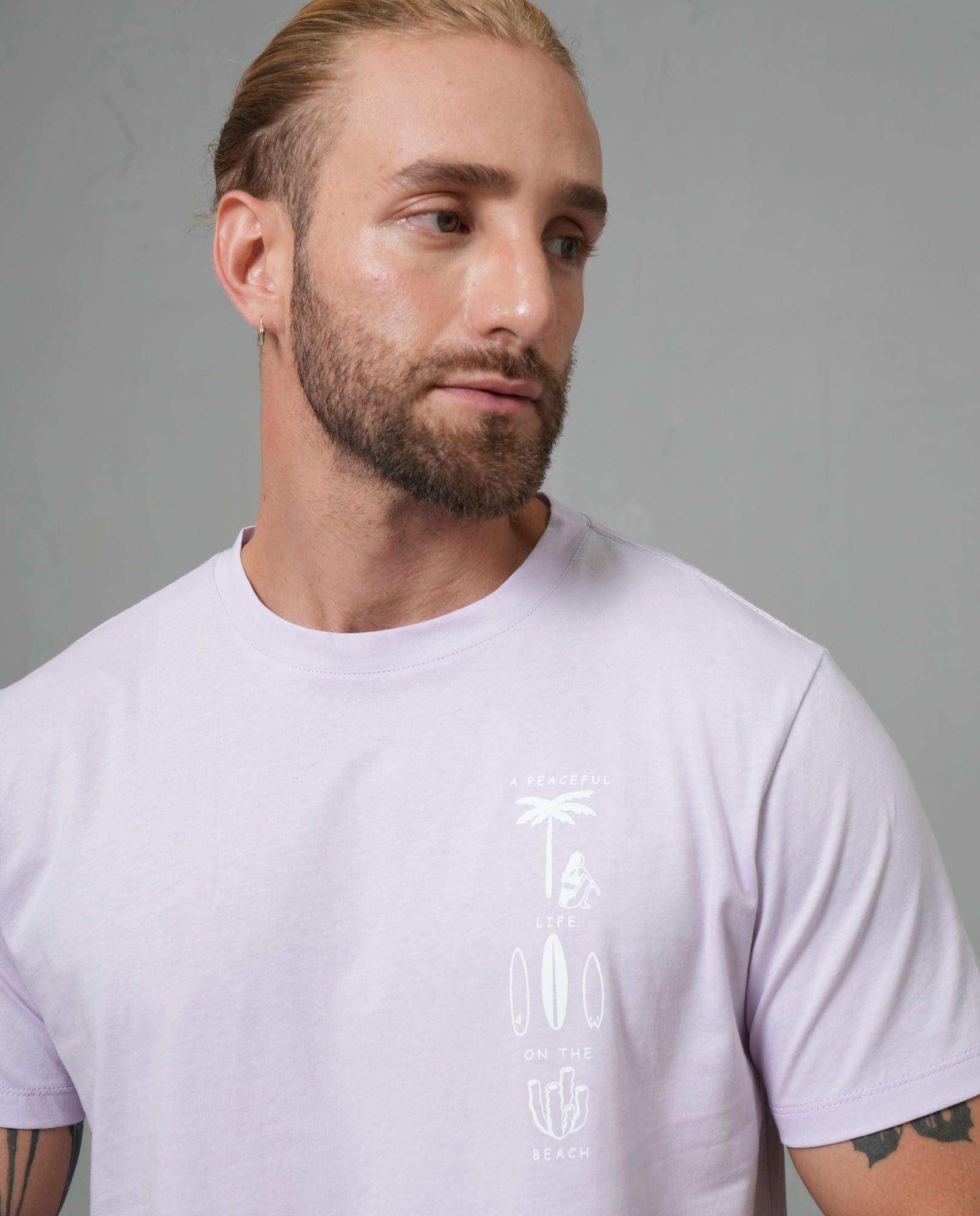 Camiseta con estampado en frente para hombre