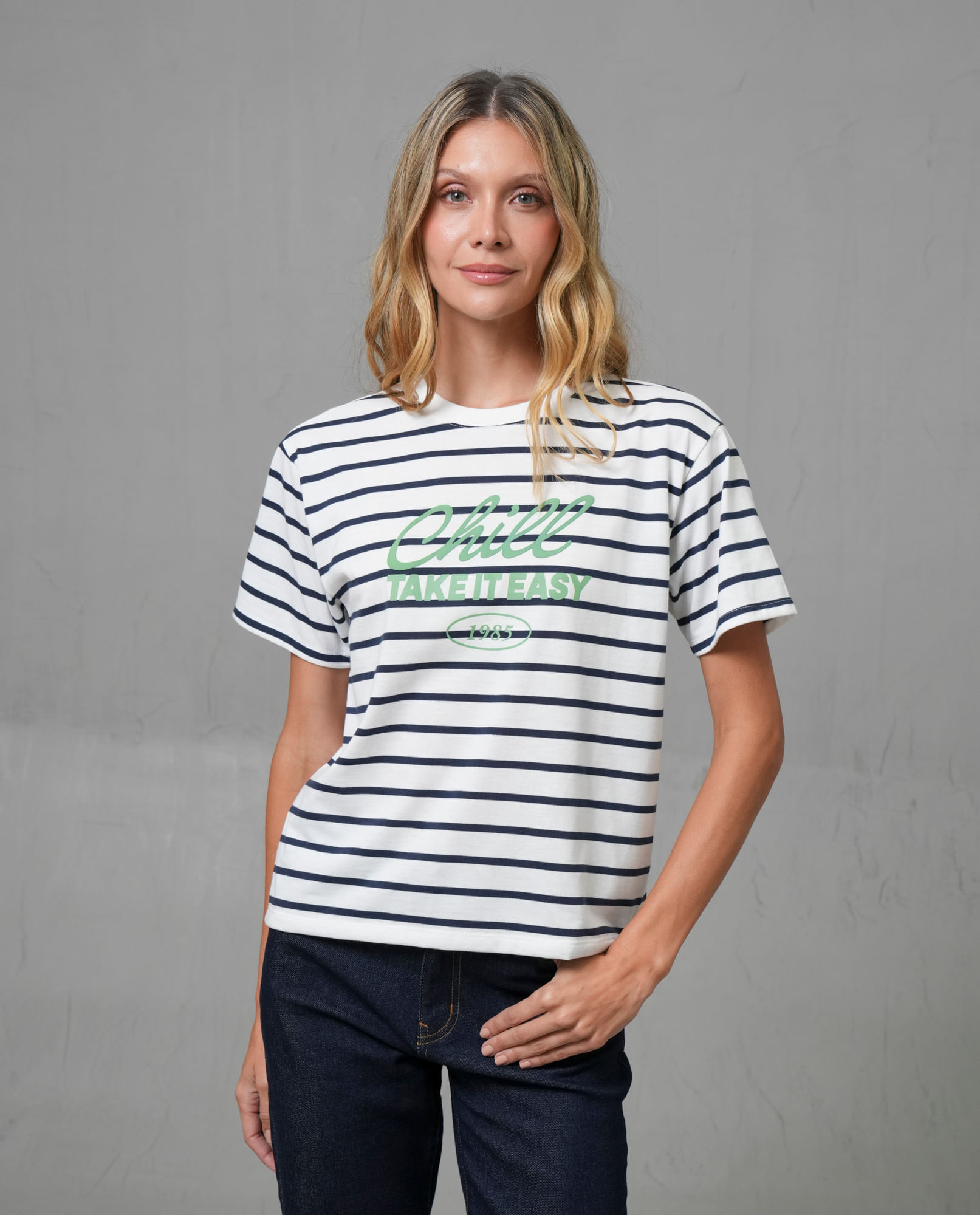 Camiseta a rayas horizontales con estampado en frente para mujer