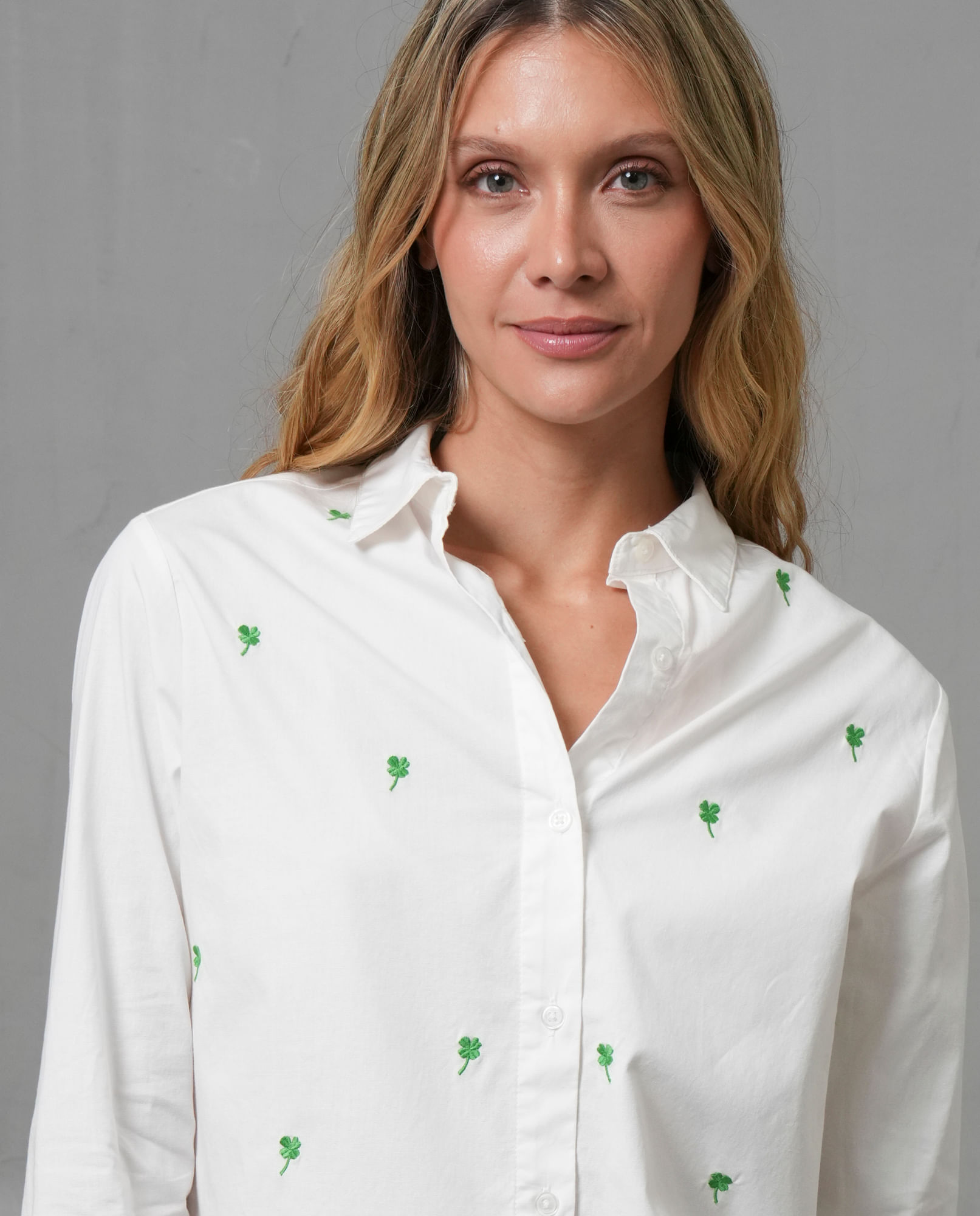Camisa manga larga con bordados de treboles para mujer