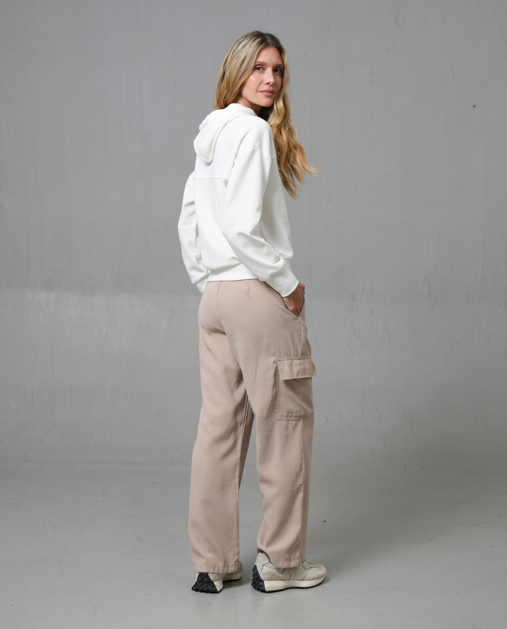 Pantalón tipo cargo con tejido plano para mujer