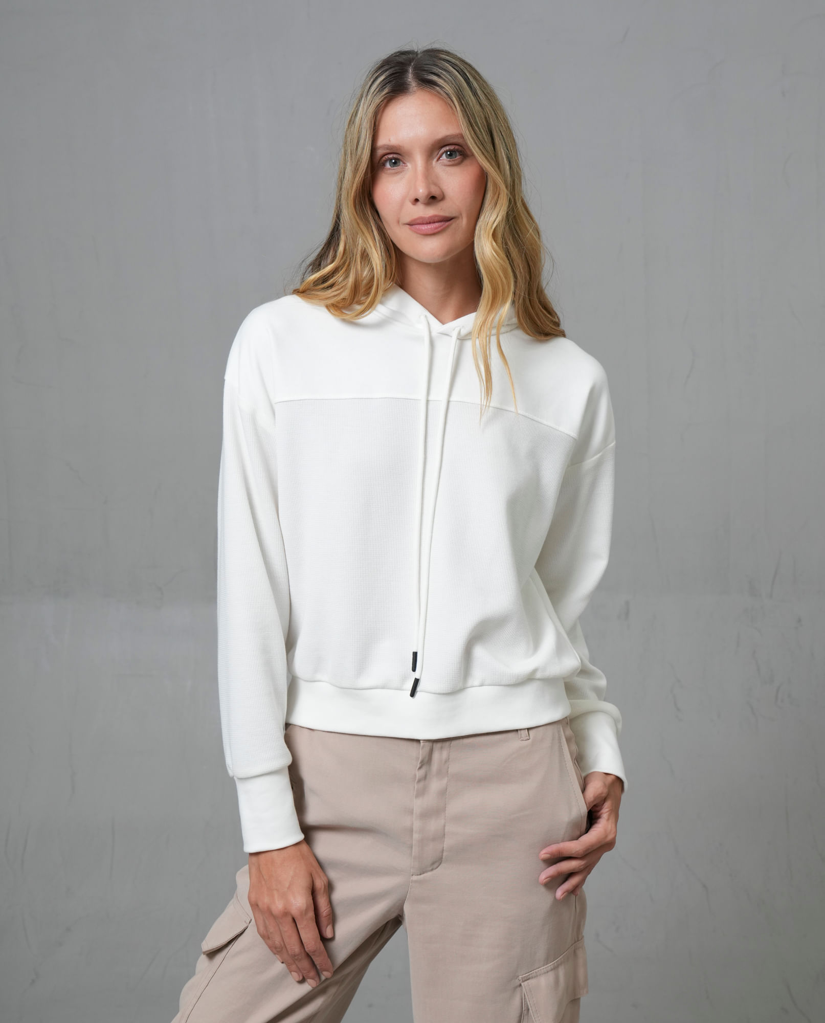 Buzo con capucha y cordón ajustable para mujer