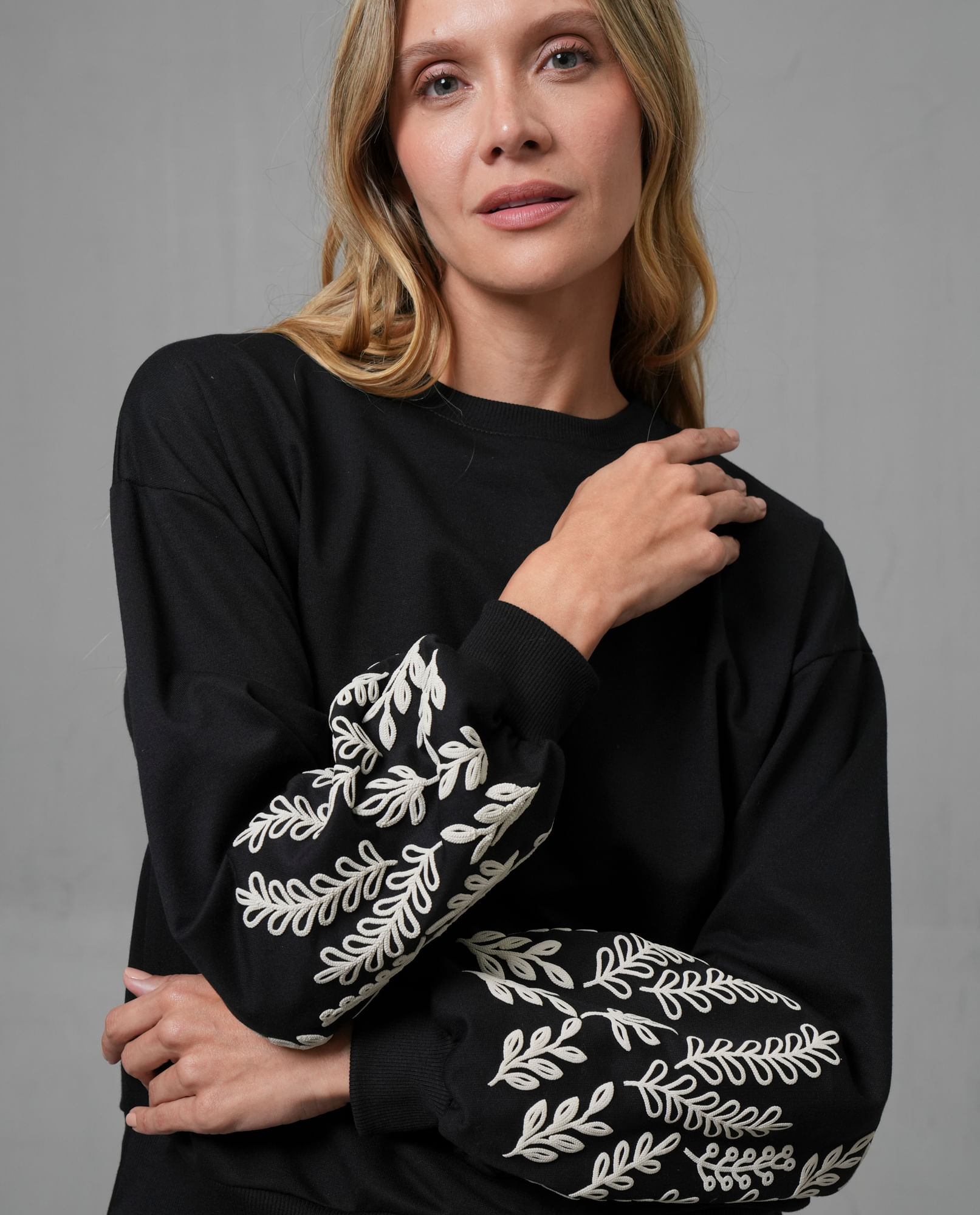 Buzo con estampado en mangas cuello redondo para mujer