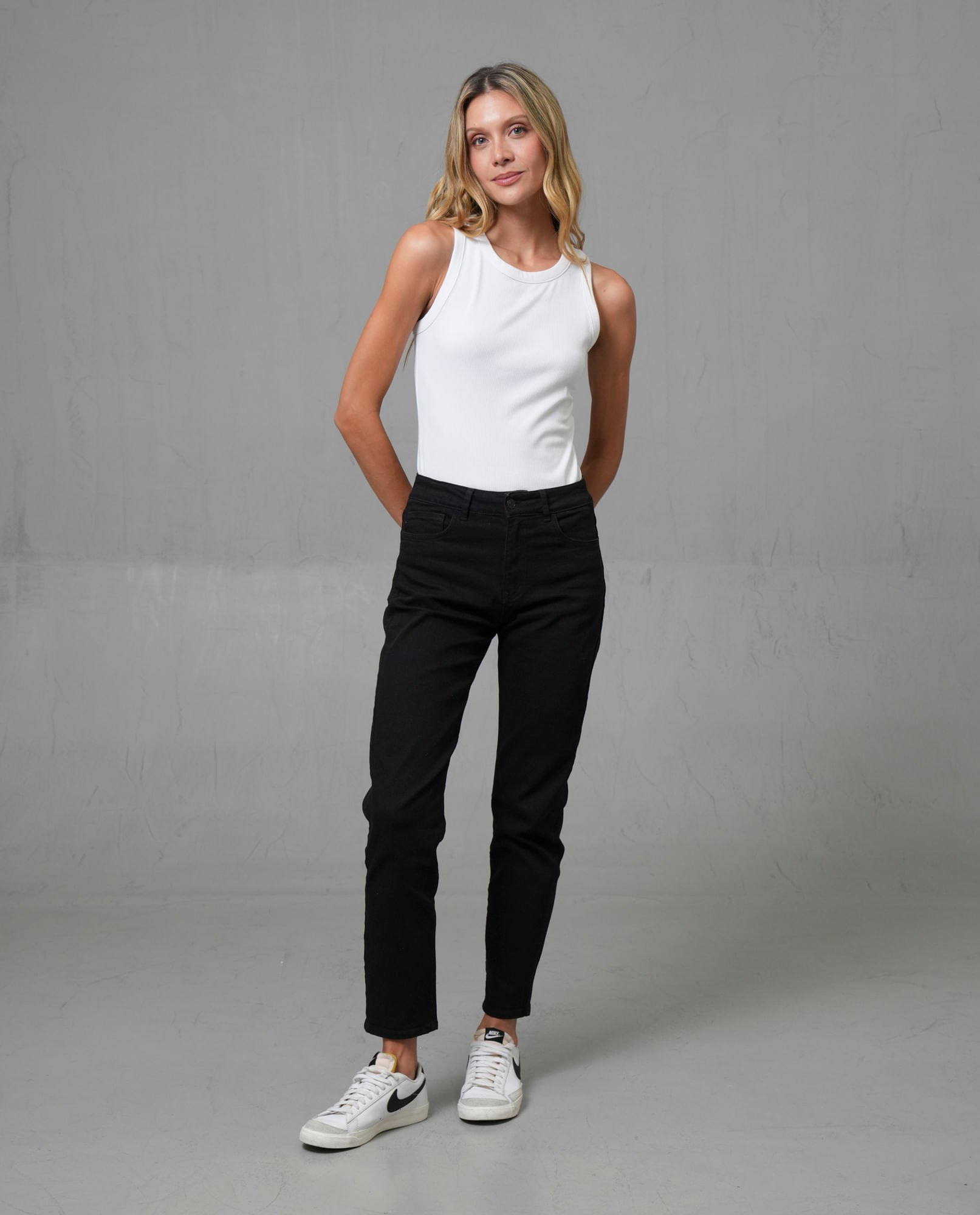 Jean mon tiro alto en tono negro para mujer