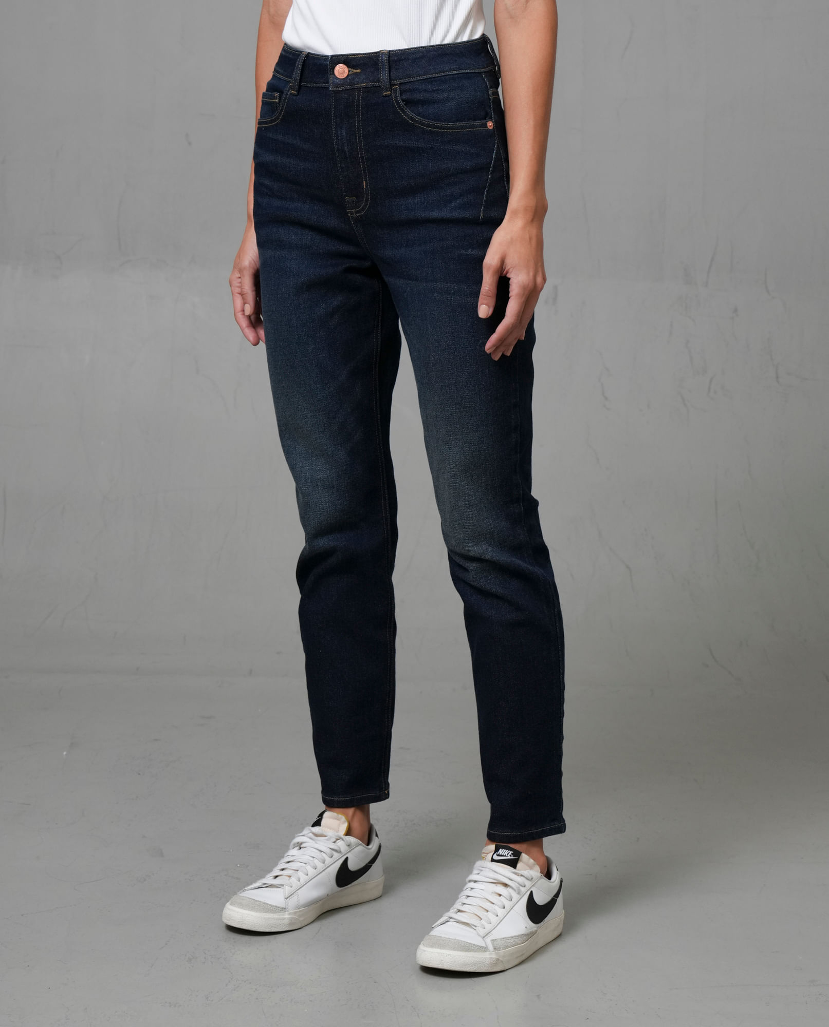 Jean mom tono oscuro con iluminaciones en muslo para mujer