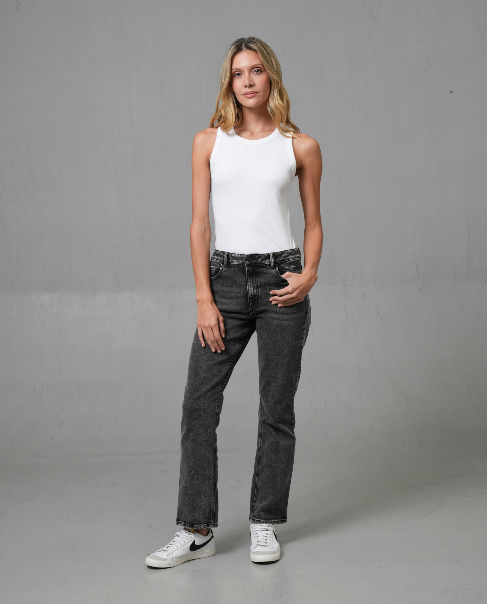 Jean straight fit tiro alto con cinco bolsillos para mujer