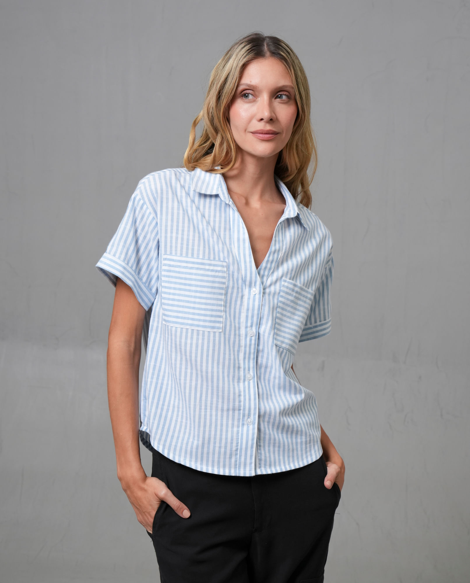 Camisa manga corta con diseño a rayas para mujer
