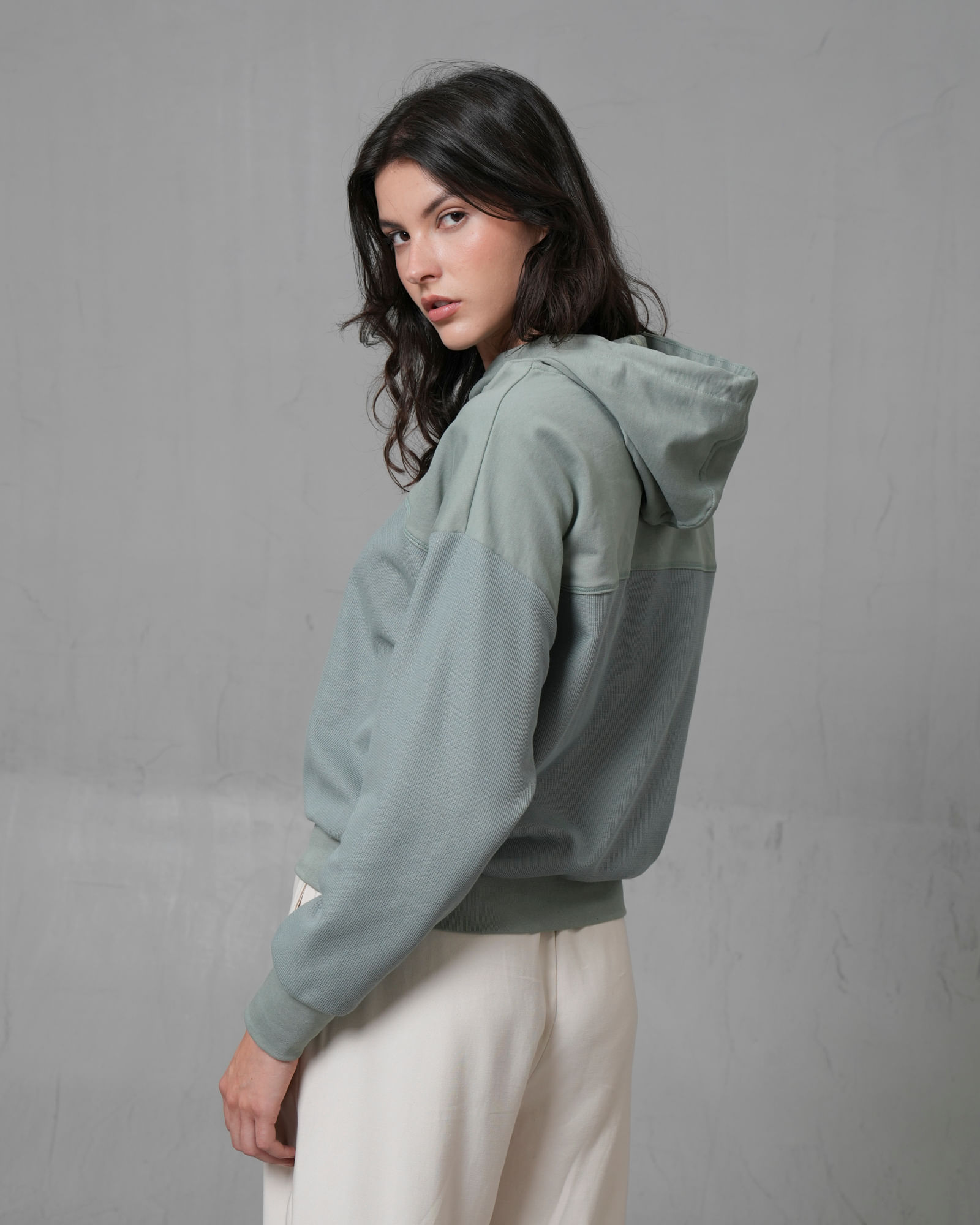 Buzo con capucha y cordón ajustable para mujer