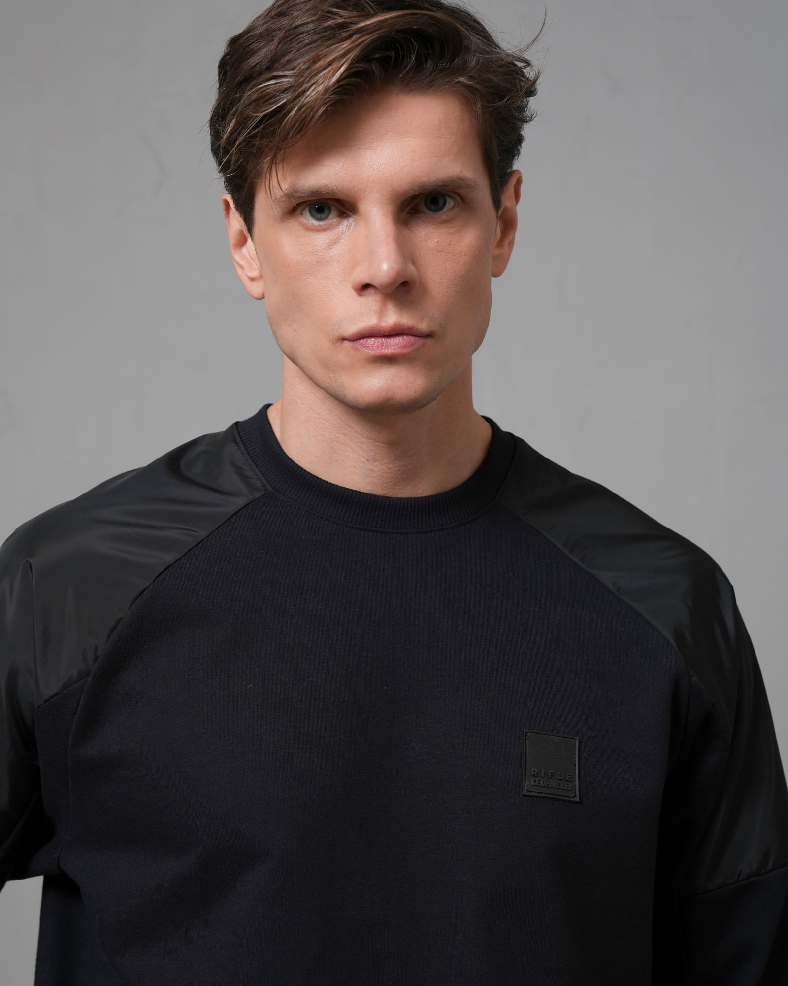 Buzo con marquilla decorativa para hombre