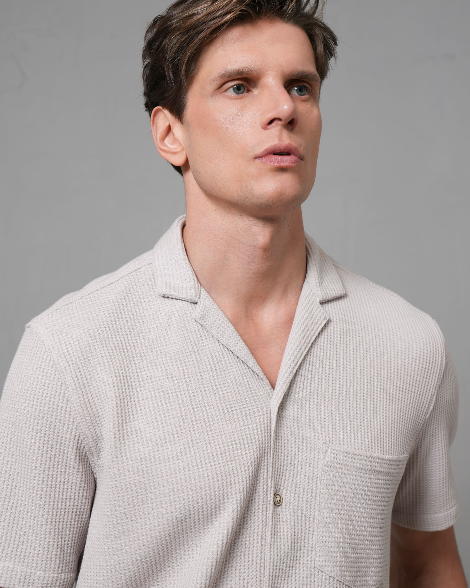 Camisa manga corta con cuello camisero para hombre