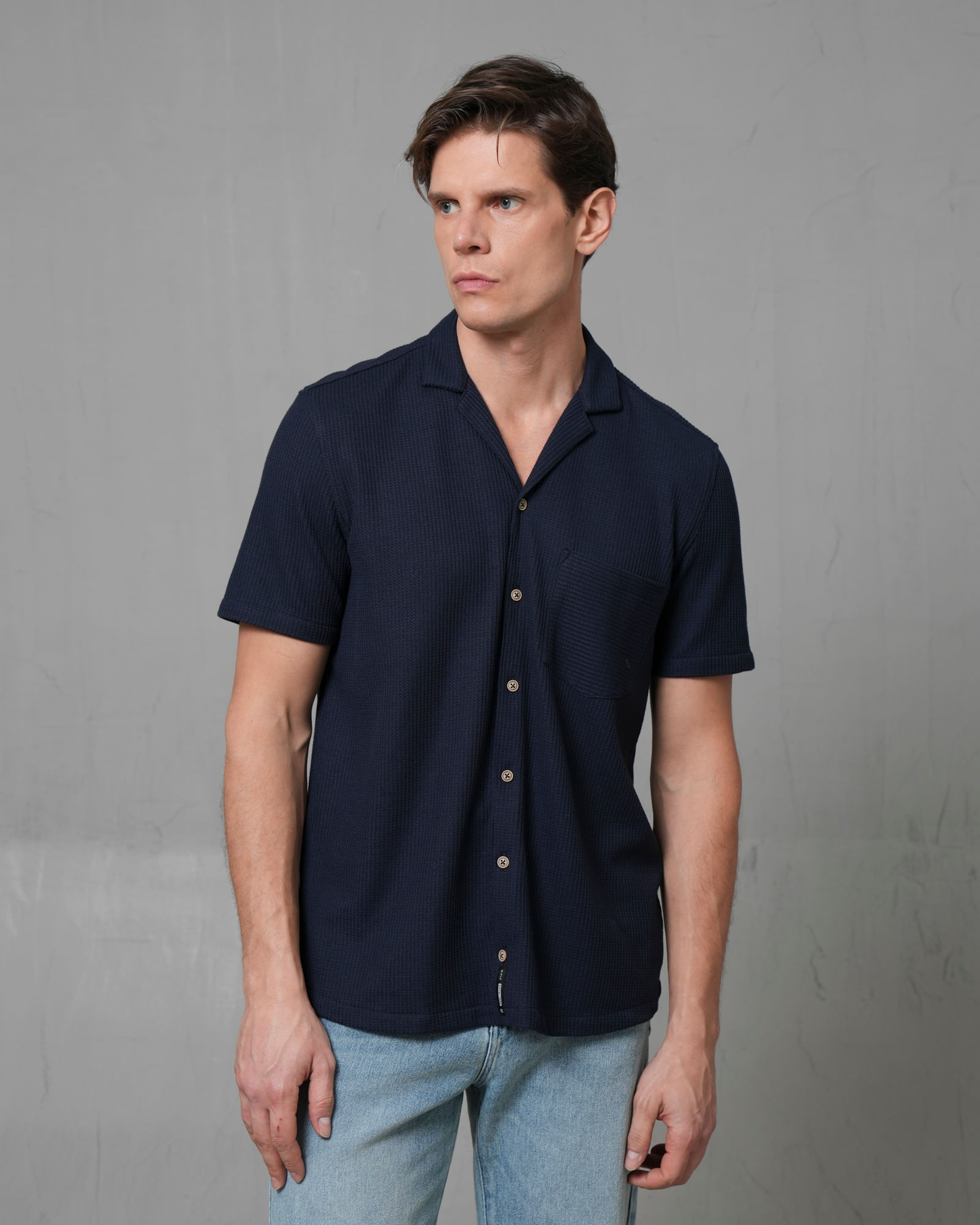 Camisa manga corta con cuello camisero para hombre
