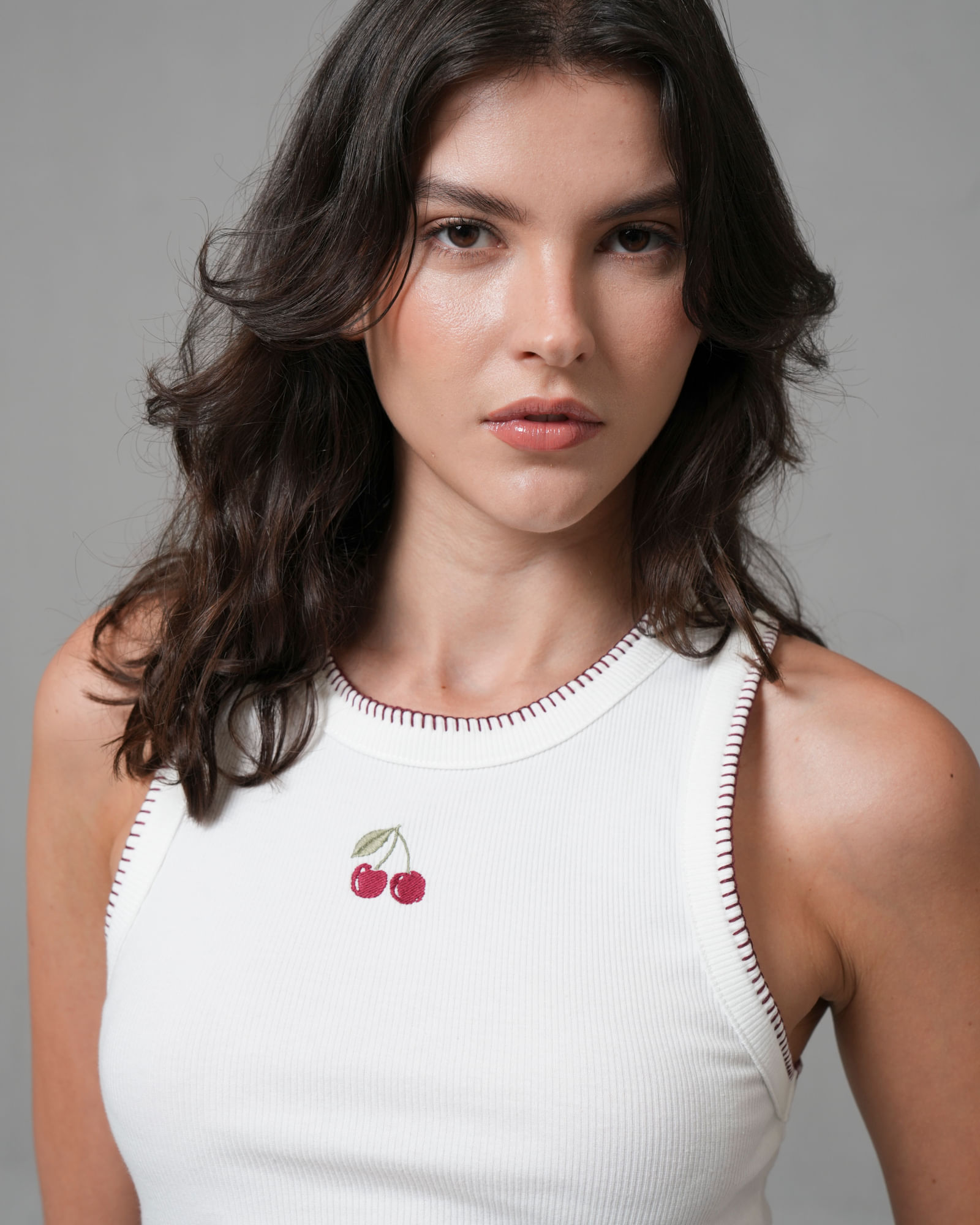 Camiseta manga sisa con diseño bordado de cerezas para mujer