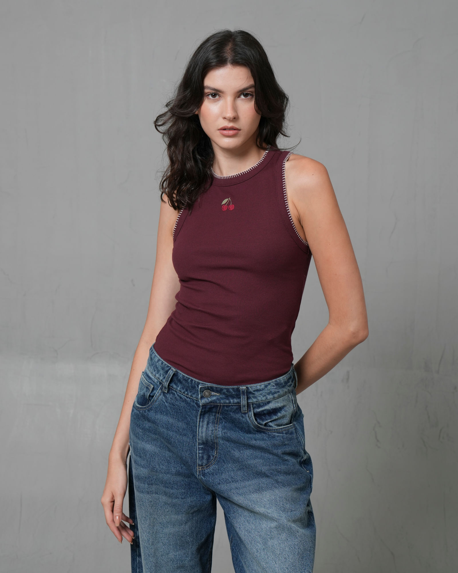 Camiseta manga sisa con diseño bordado de cerezas para mujer