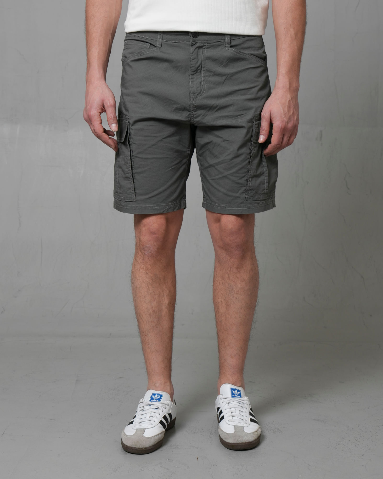 Bermuda con bolsillos diagonales para hombre