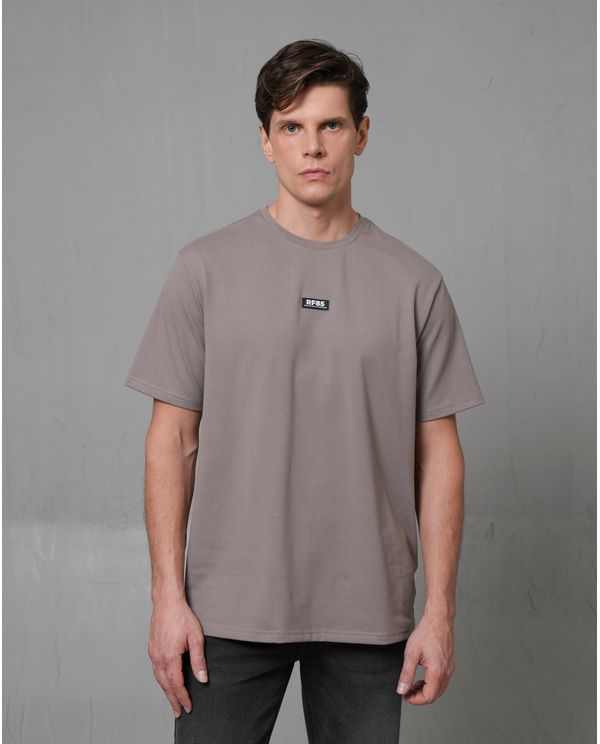 Camiseta texturizada con marquilla decorativa en frente para hombre
