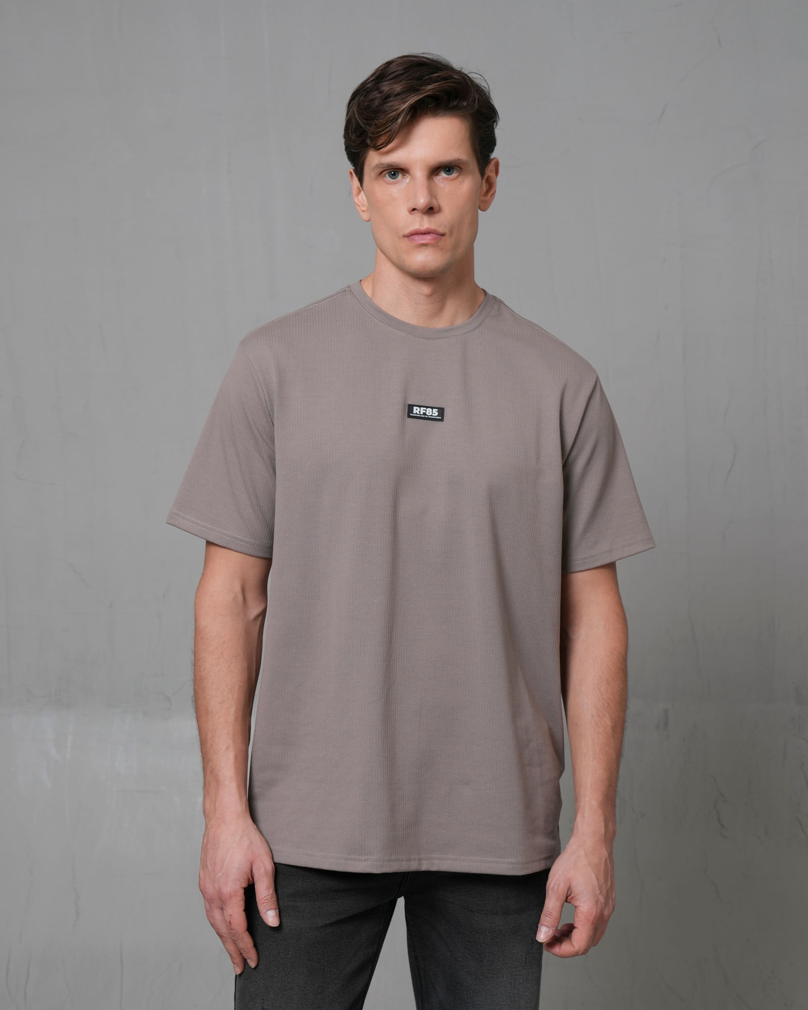 Camiseta texturizada con marquilla decorativa en frente para hombre