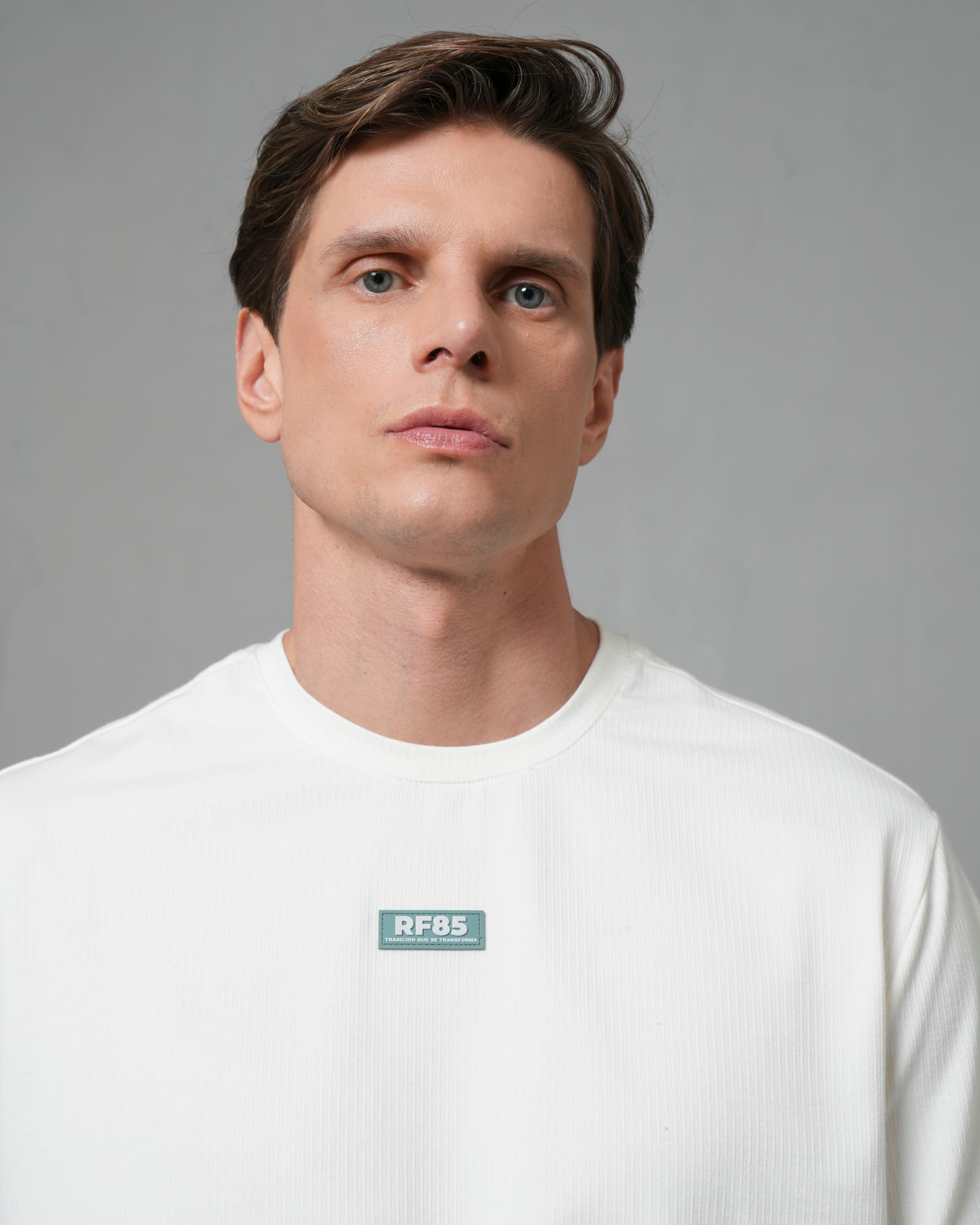 Camiseta texturizada con marquilla decorativa en frente para hombre