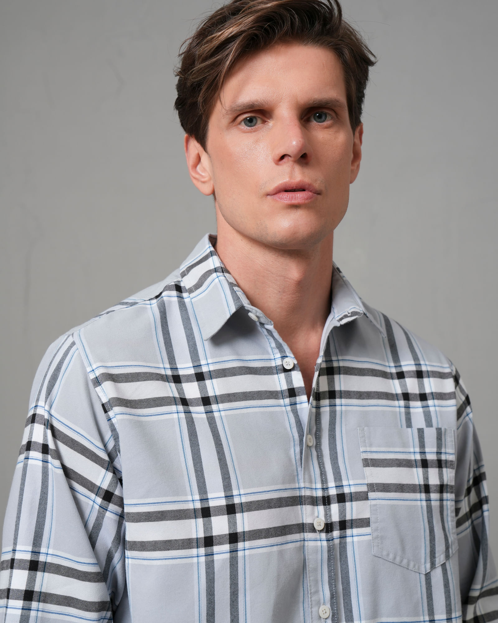 Camisa manga larga con diseño a cuadros para hombre