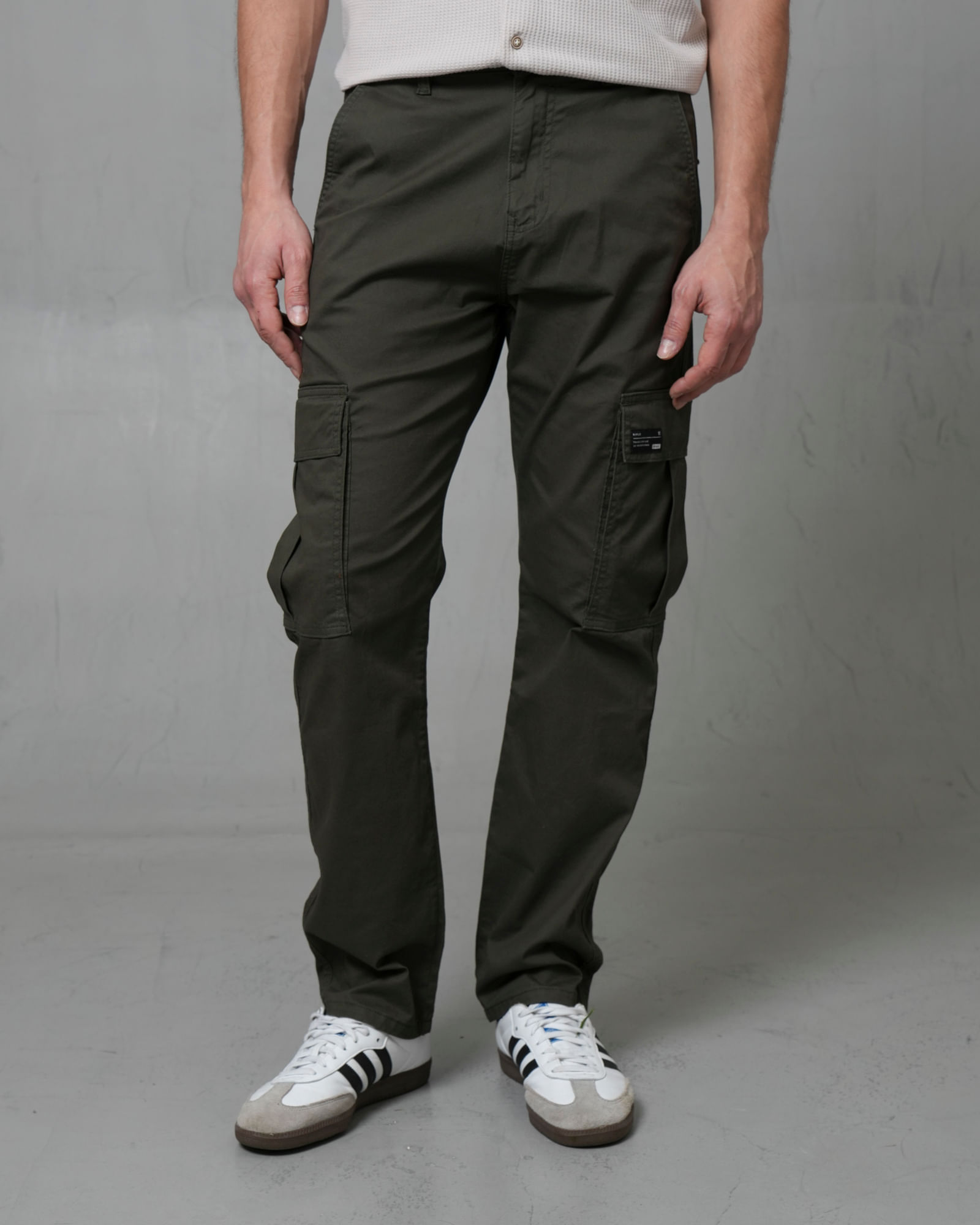 Pantalón tipo cargo tiro medio para hombre