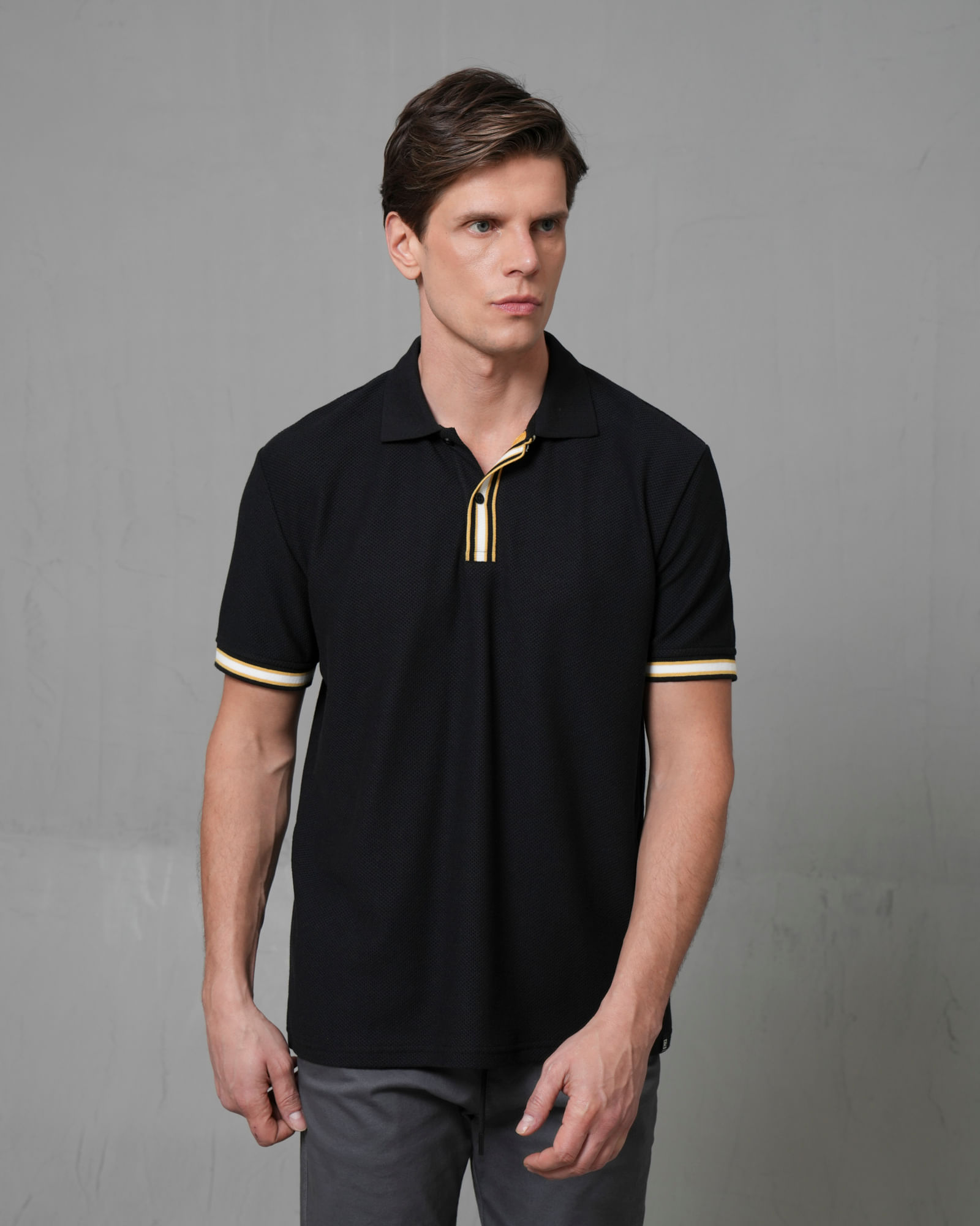 Polo con diseños en cuello y mangas para hombre
