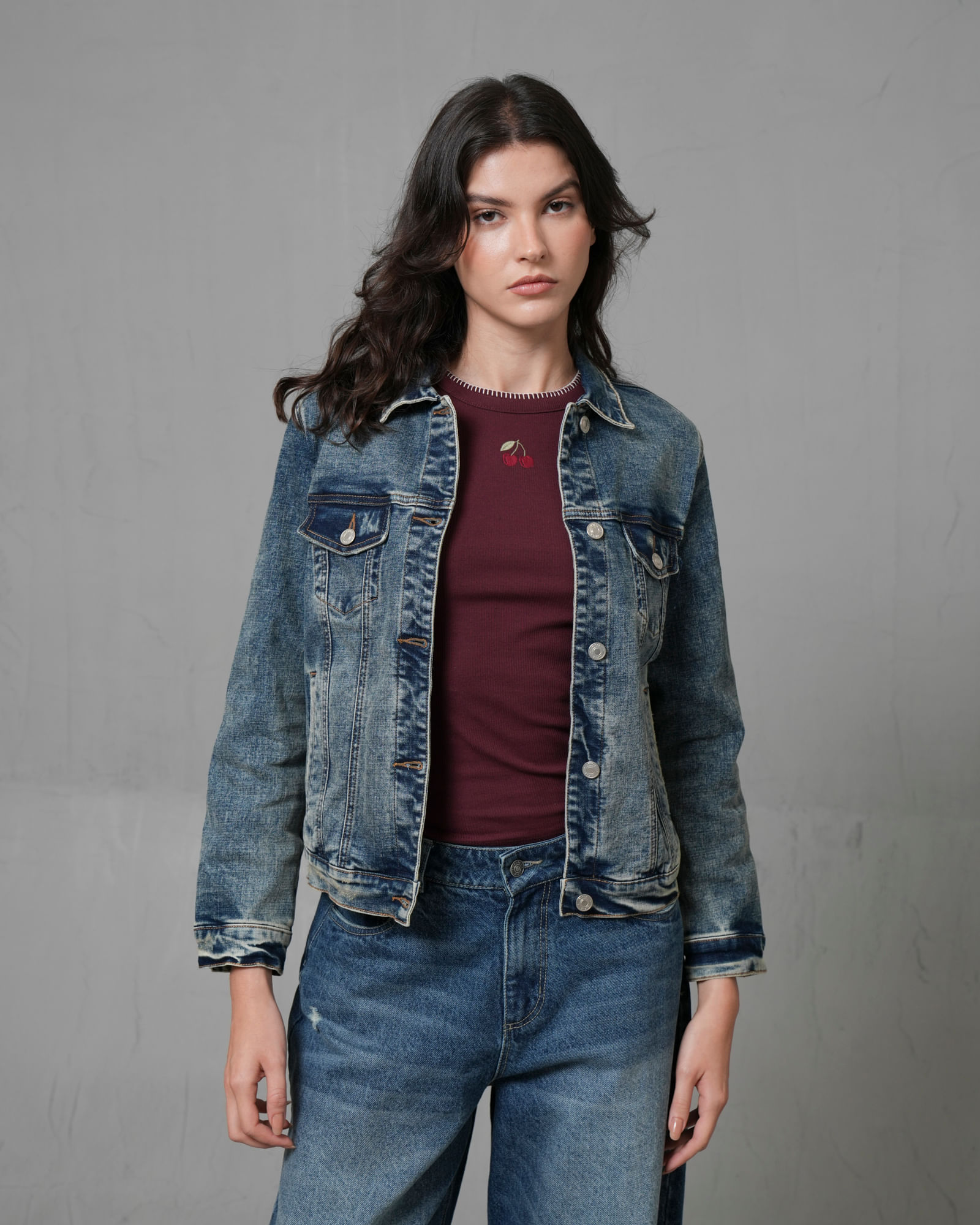 Chaqueta en denim con bolsillos y iluminaciones para mujer