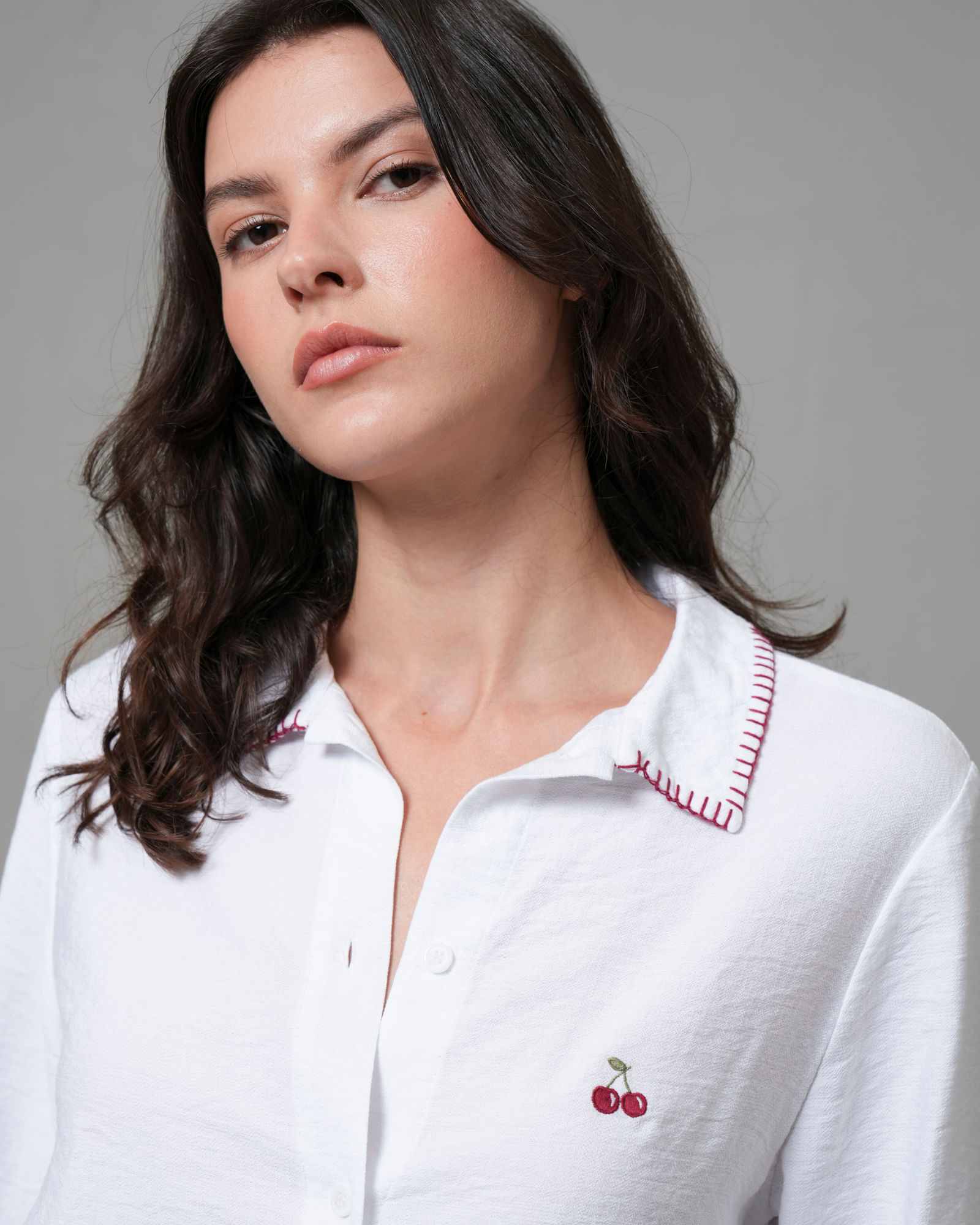 Camisa manga larga con bordado en punto corazón para mujer