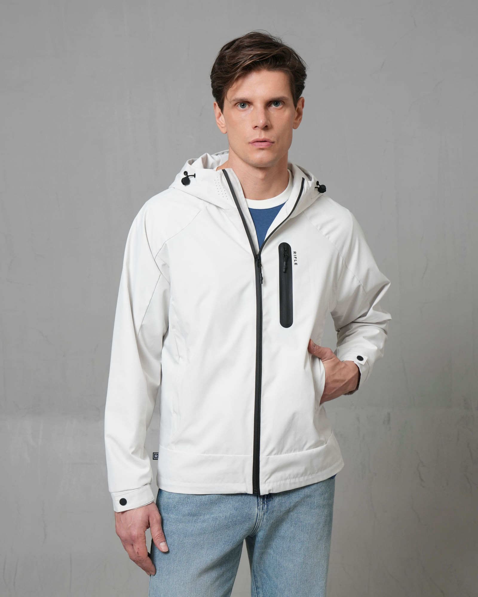 Chaqueta rompevientos con capucha para hombre