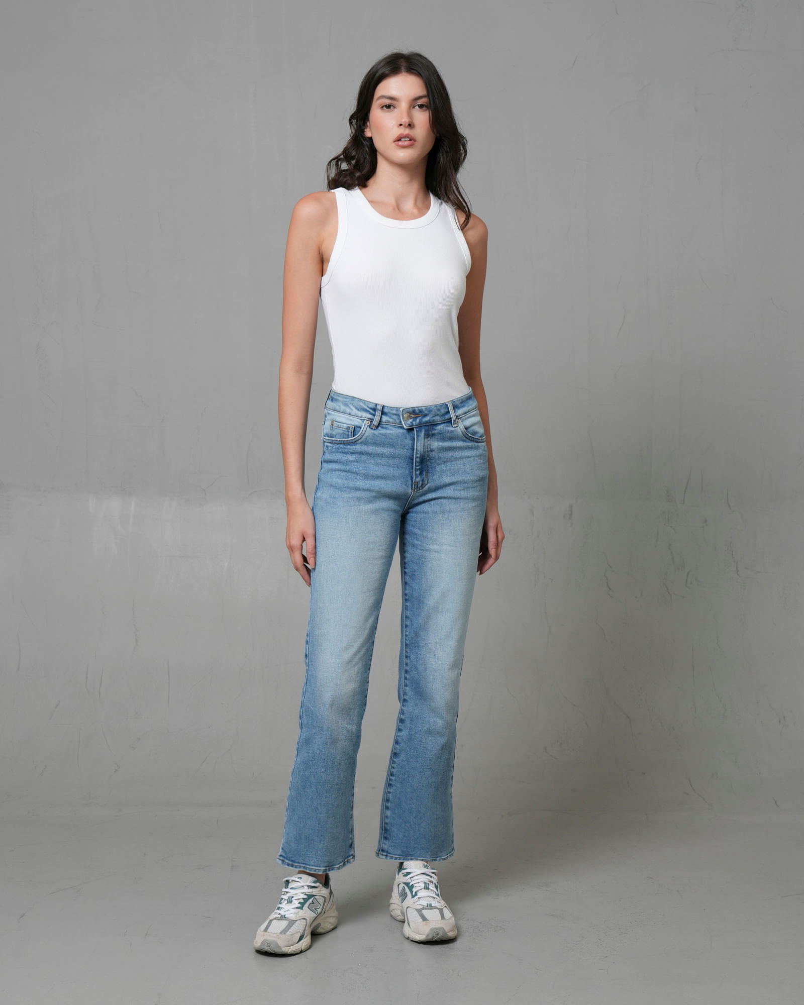 Jean Straight cinco bolsillos tono medio para mujer