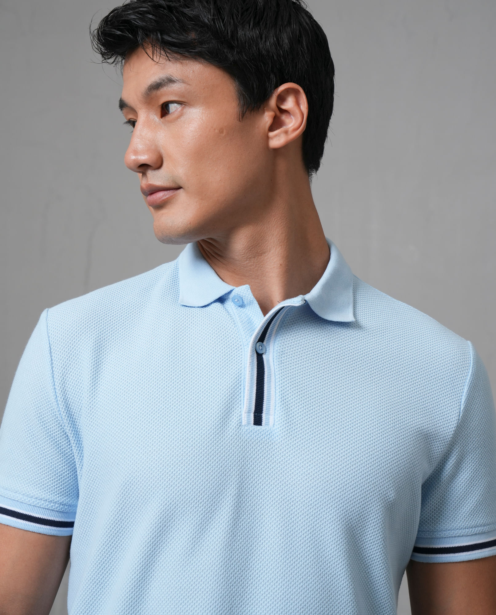 Polo con diseños en cuello y mangas para hombre