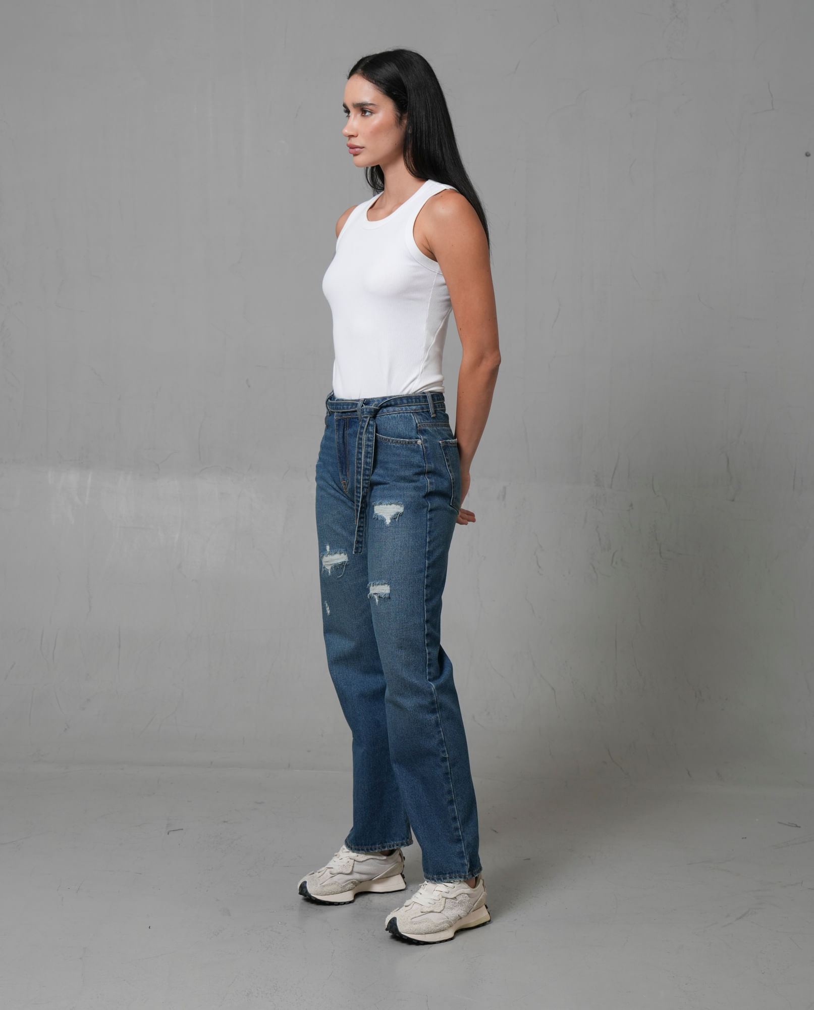 Jean Straight tono azul con cinturón en denim para mujer