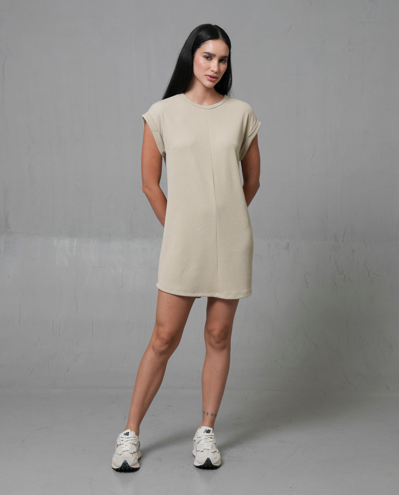 Vestido corto con cuello redondo para mujer