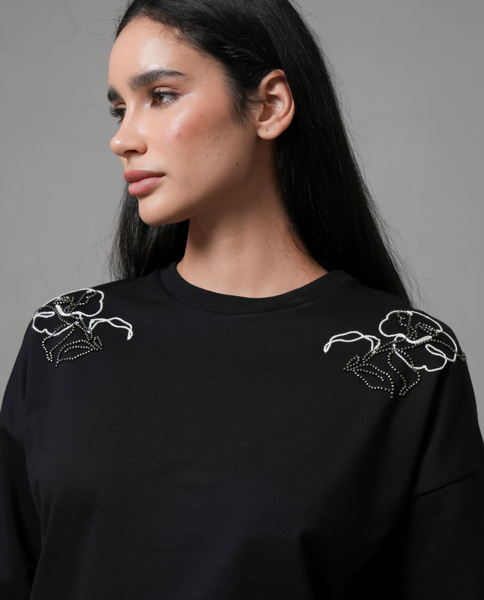 Buzo manga larga con bordado floral en hombros para mujer
