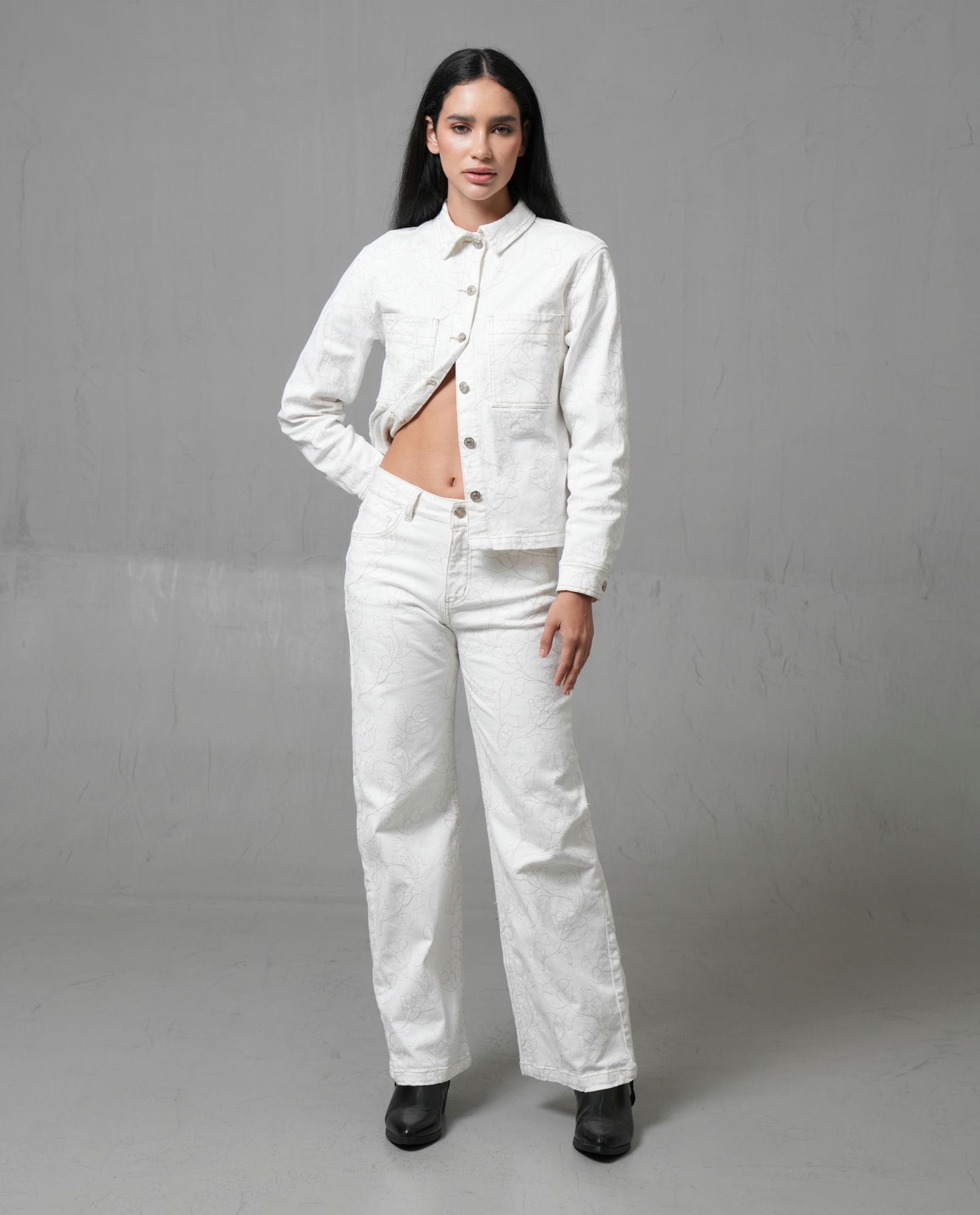 Pantalón blanco con diseño floral para mujer